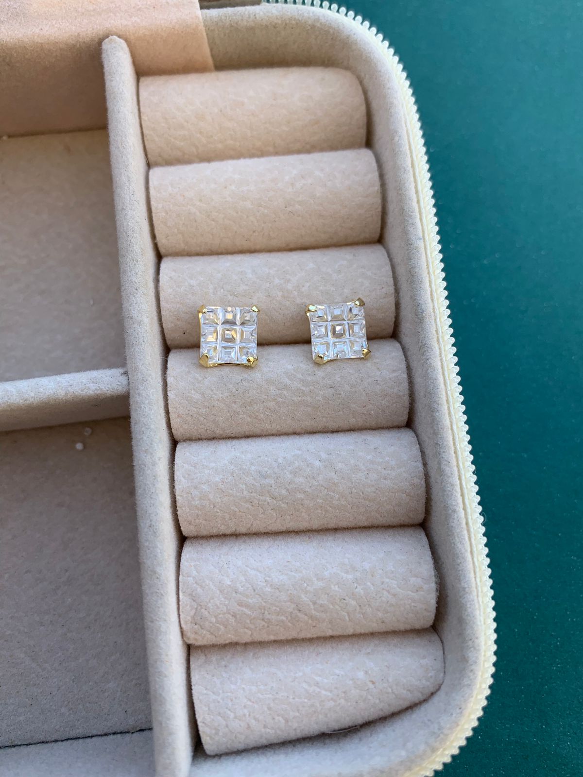 Brinco Carrê Riscado 7mm Folheado