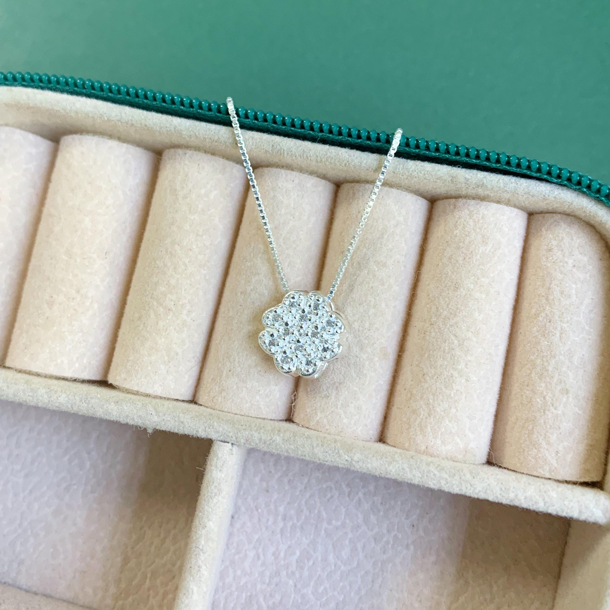 Gargantilha Trevo Cravejado P