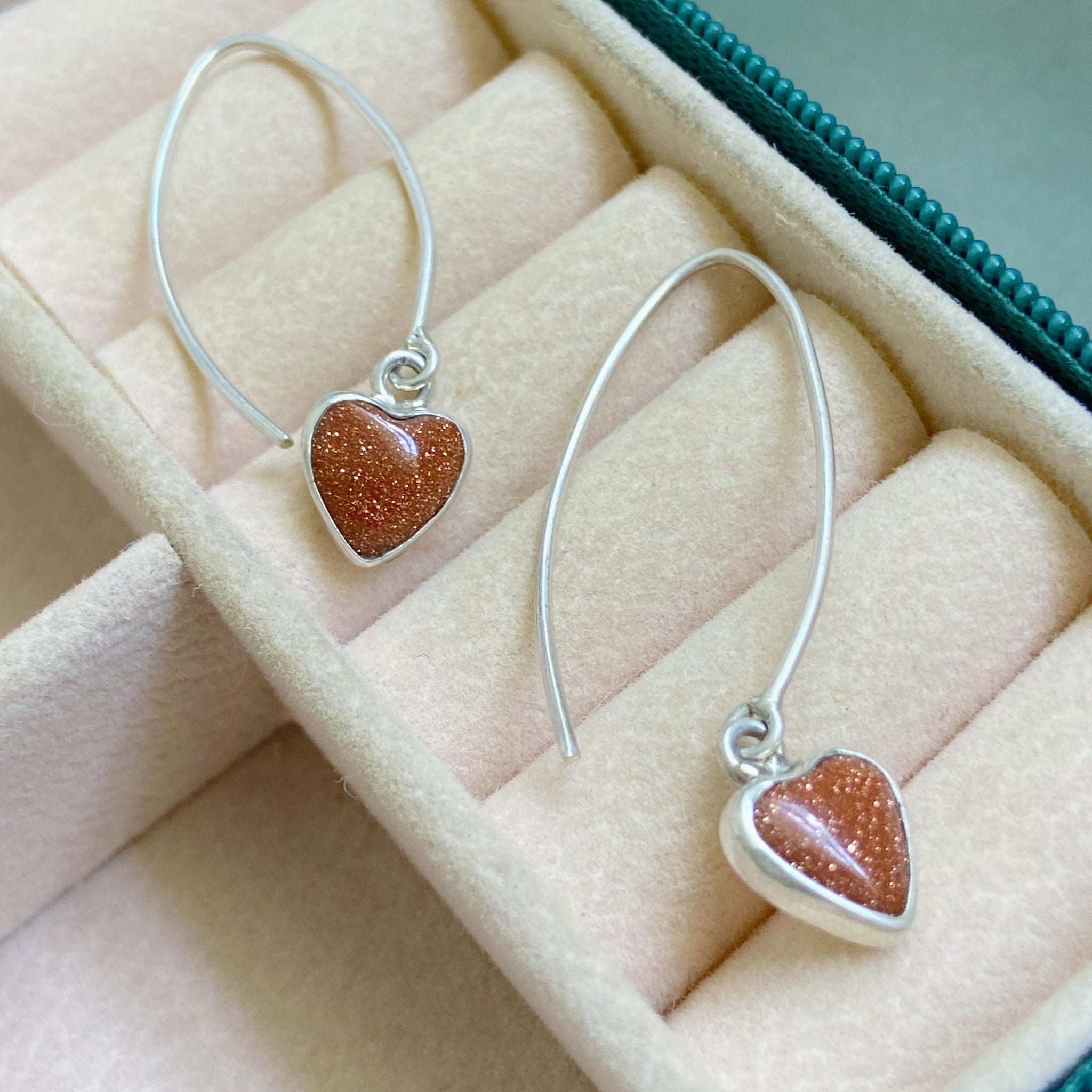 Brinco Coração Pendurado em Pedra do Sol