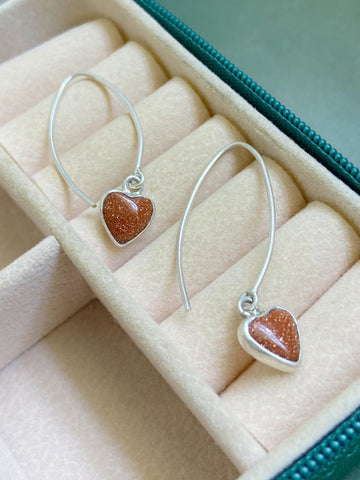 Brinco Coração Pendurado em Pedra do Sol