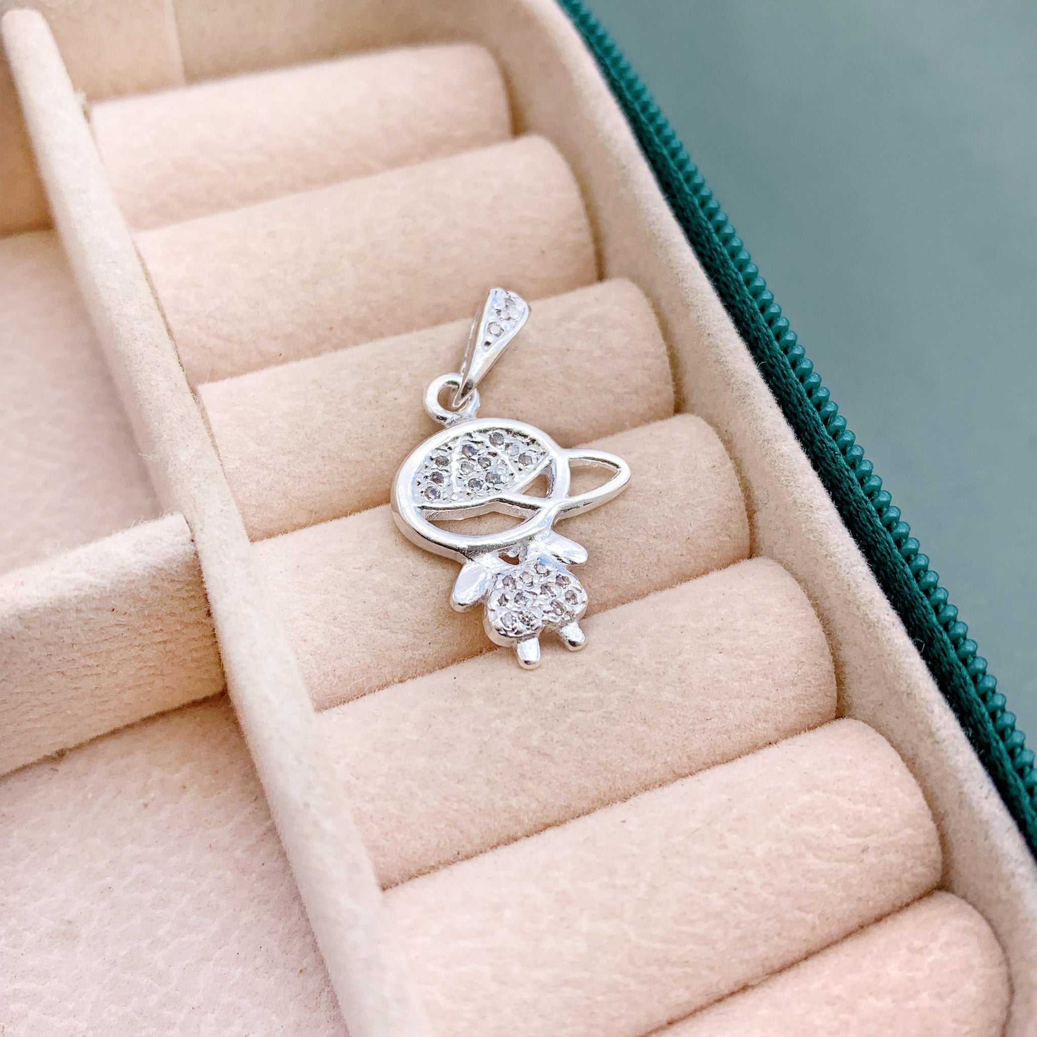 Pingente Menino Cravejado