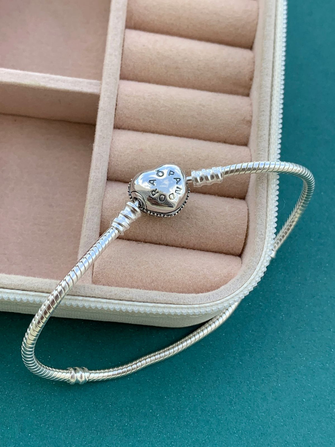Pulseira de Berloques Trava Coração Cravejado