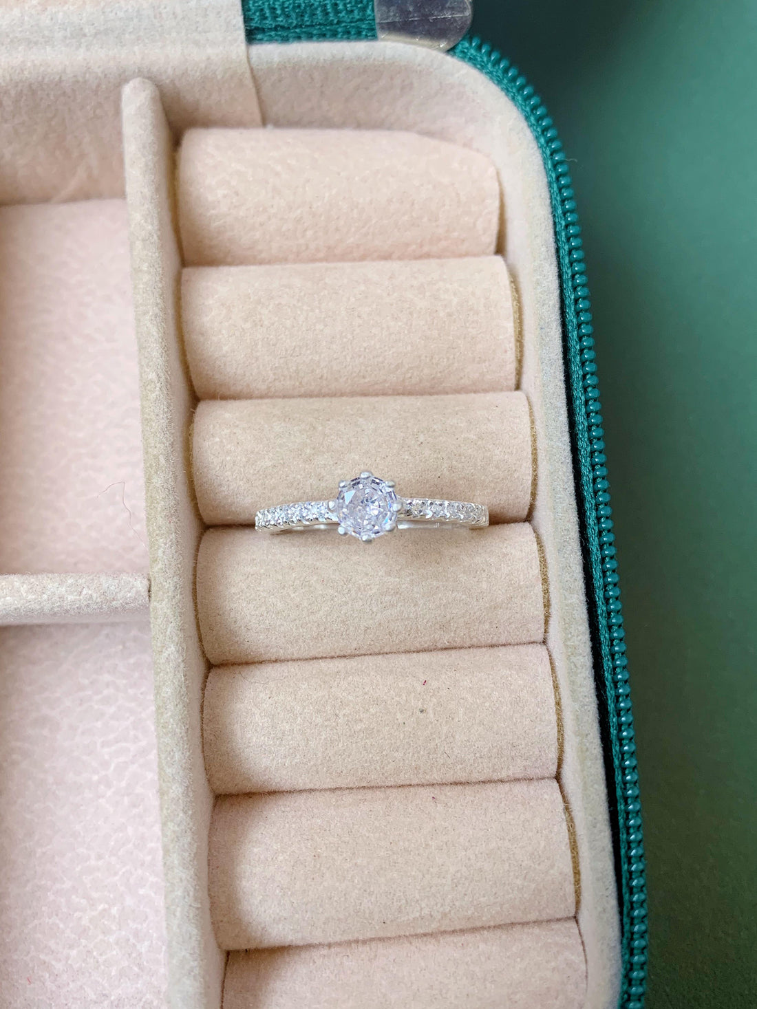 Anel Cravejado Solitário Caixa Alta Pedra Transparente