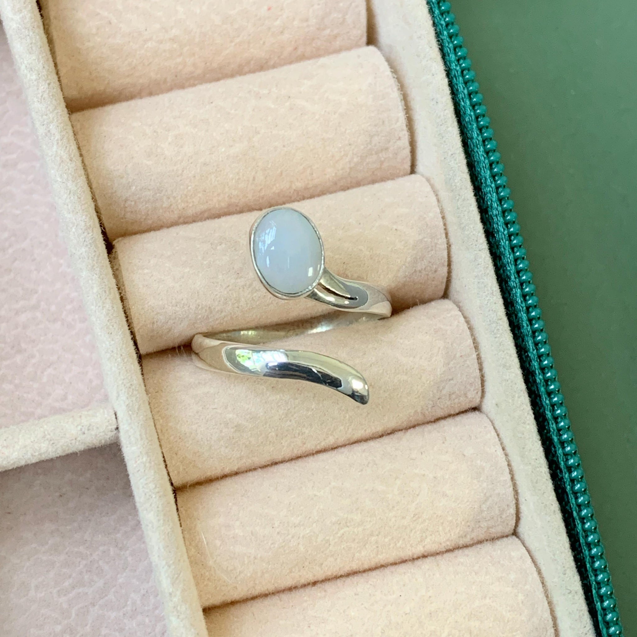 Anel Ajustável Oval Opala Leitosa