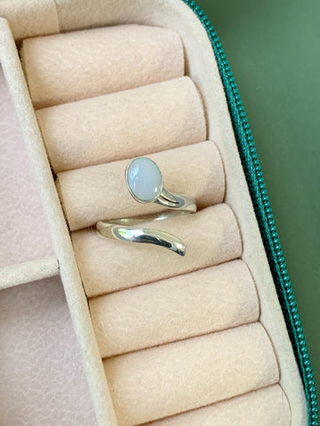 Anel Ajustável Oval Opala Leitosa