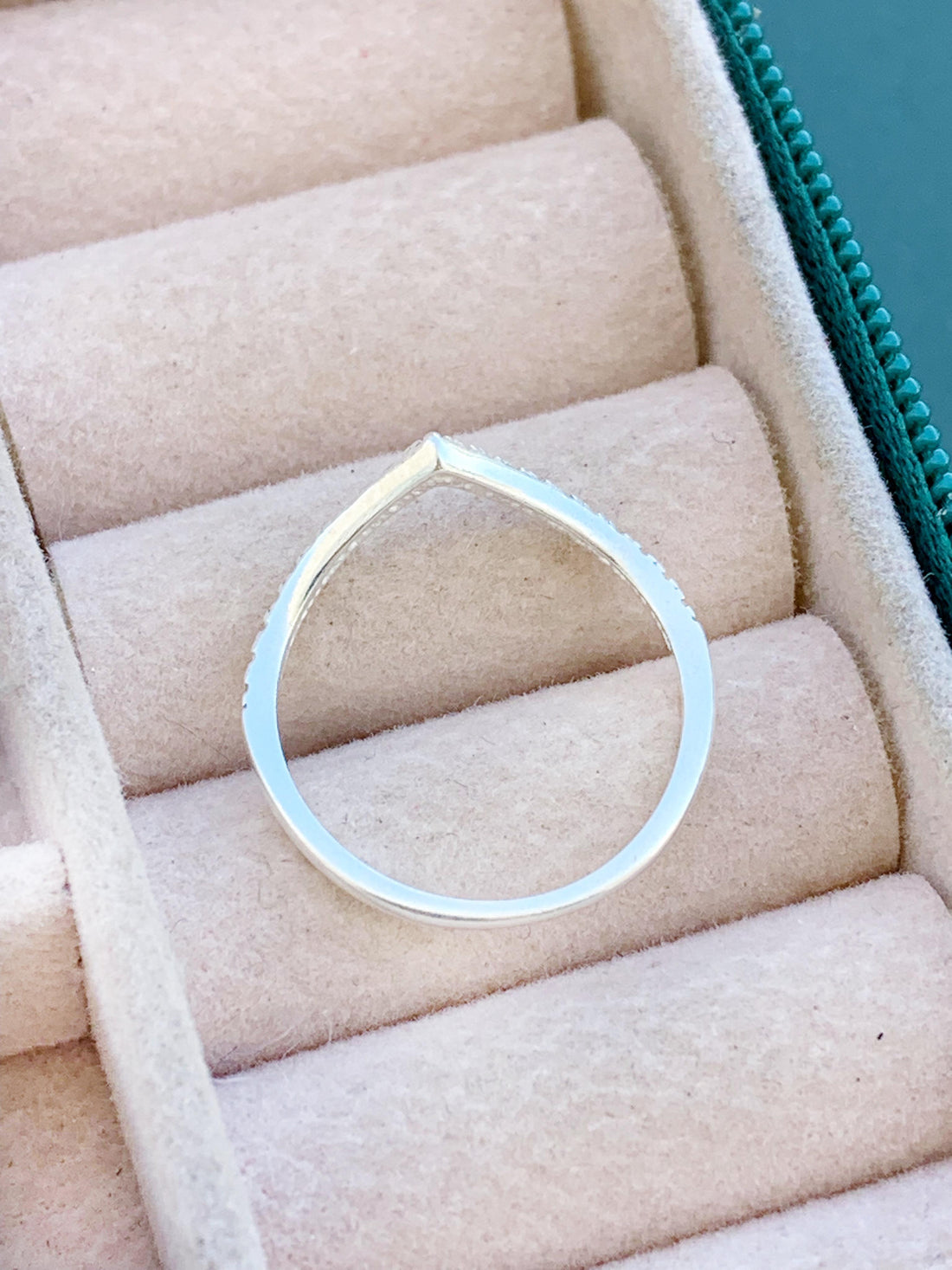 Anel Aro em V Cravejado