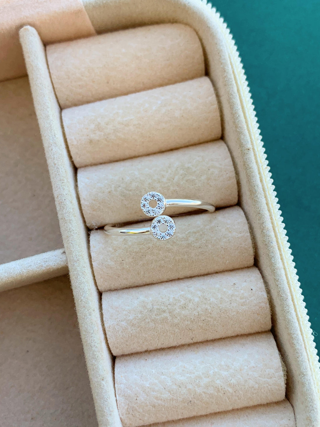 Anel Dois Círculos Vazados Cravejados