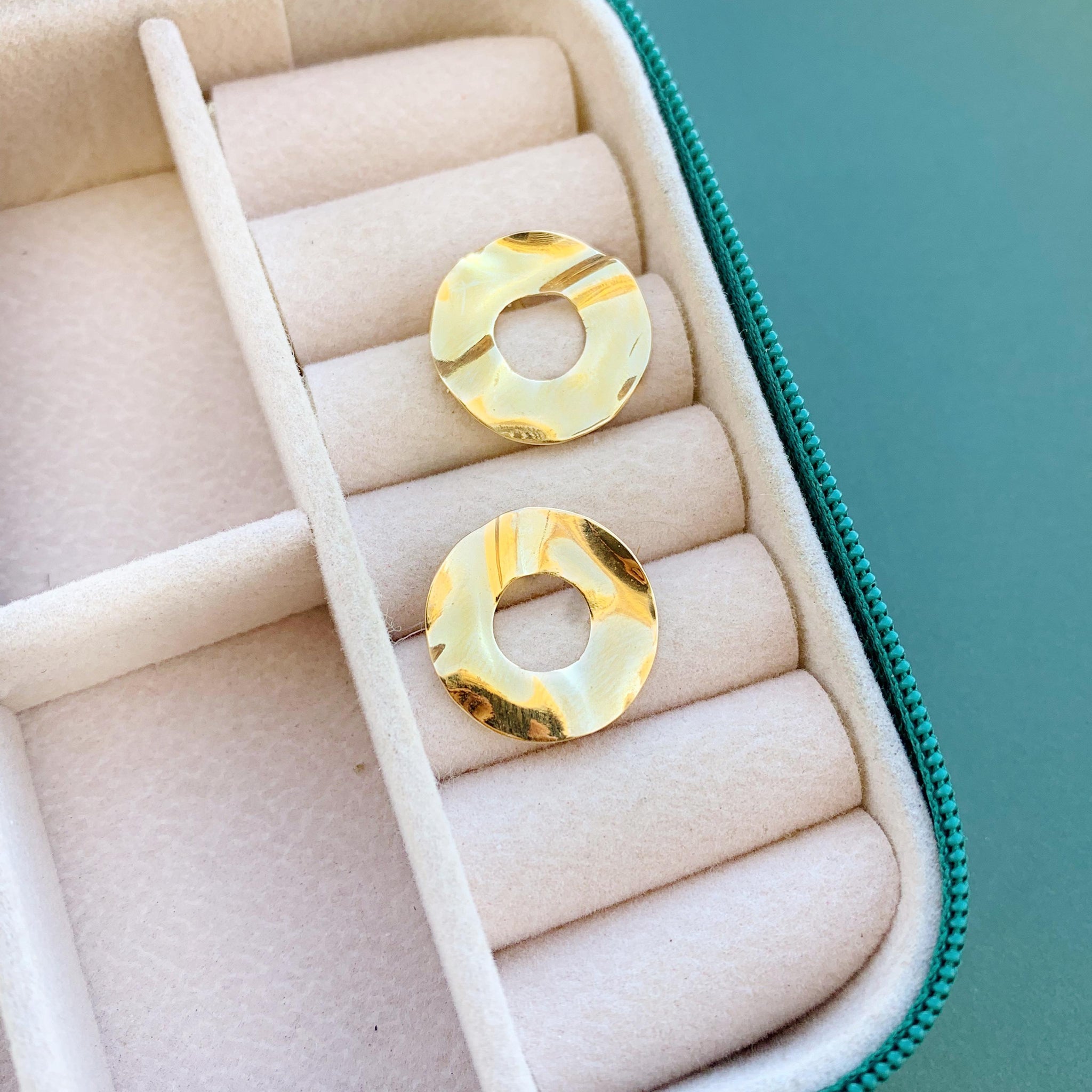 Brinco Martelado Redondo Vazado Folheado