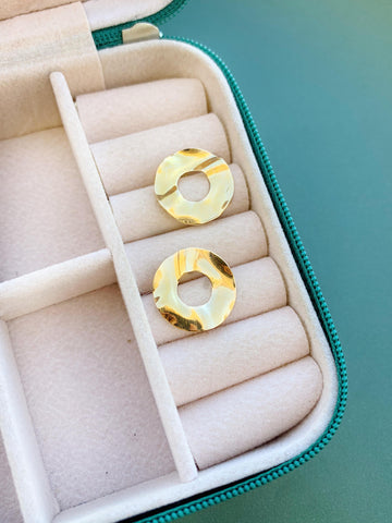 Brinco Martelado Redondo Vazado Folheado