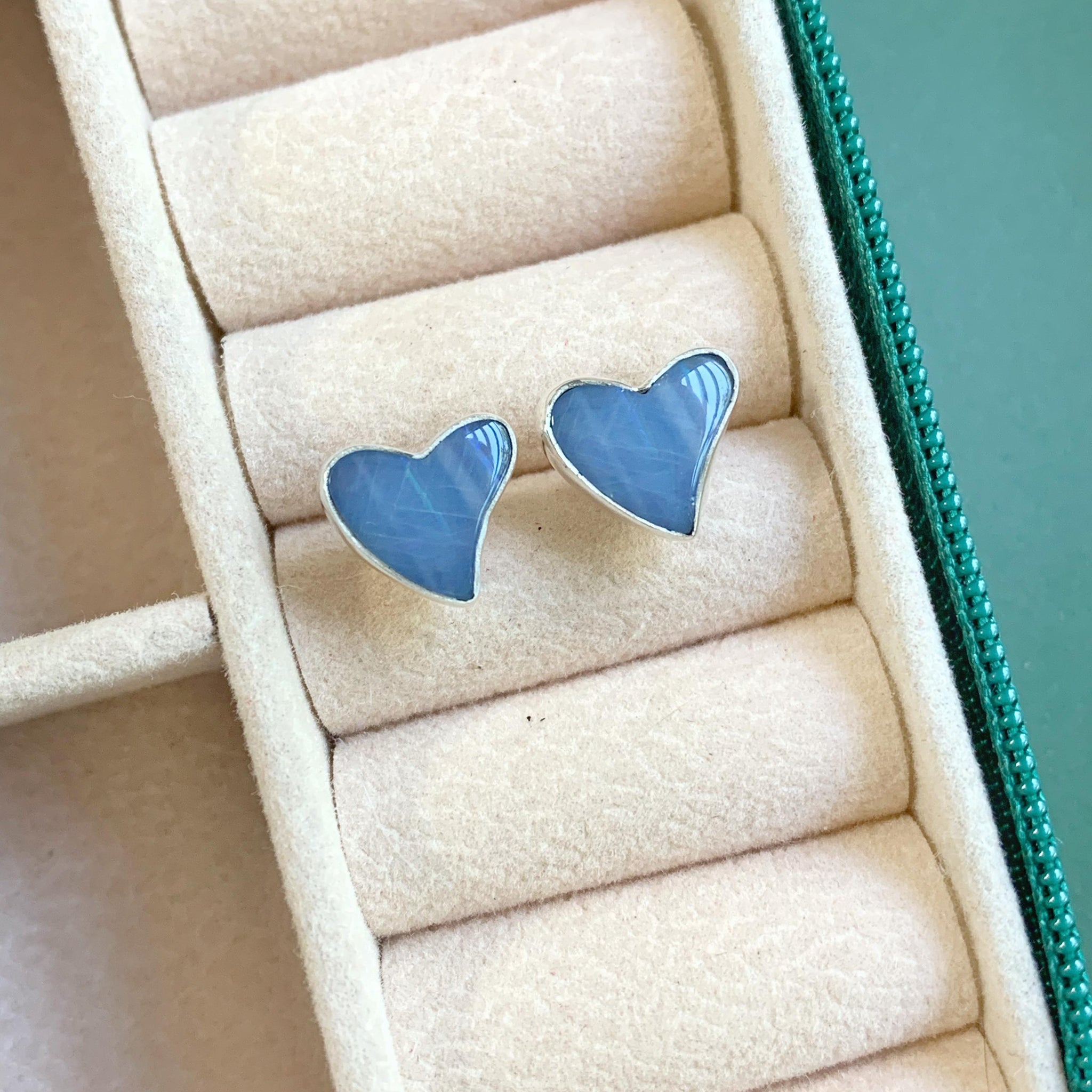 Brinco Coração Torto em Opala Double M