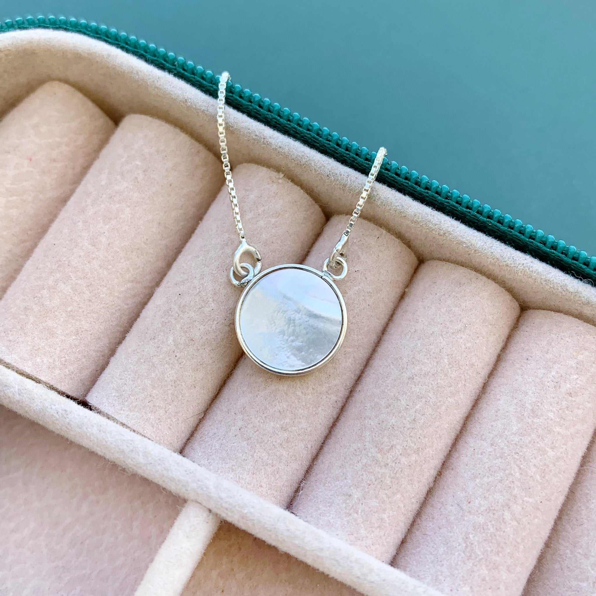 Gargantilha Pingente Madre Pérola Redondo 40cm