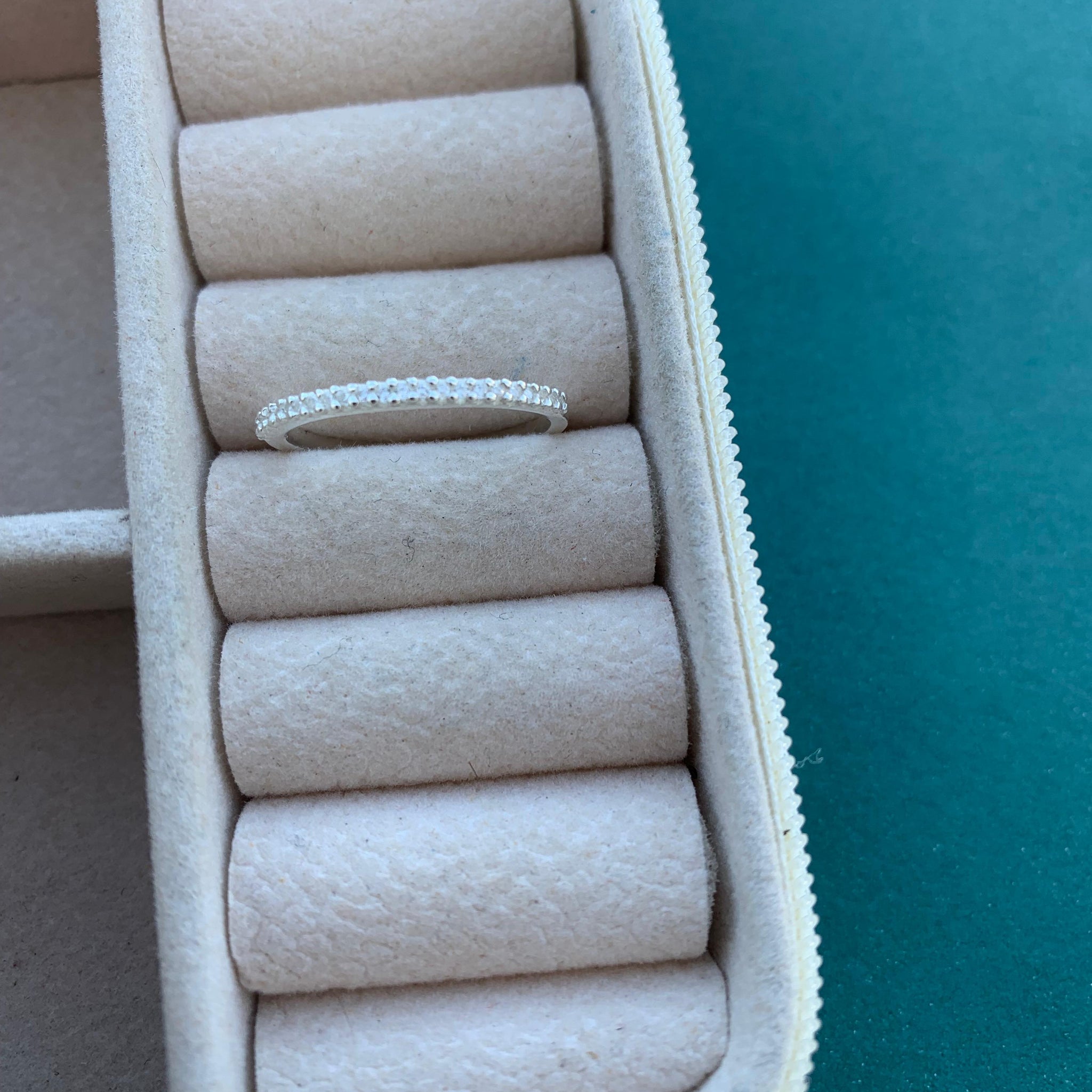 Anel Meia Aliança Cravejada