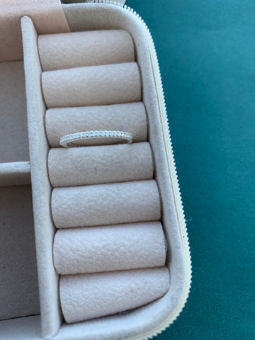 Anel Meia Aliança Cravejada