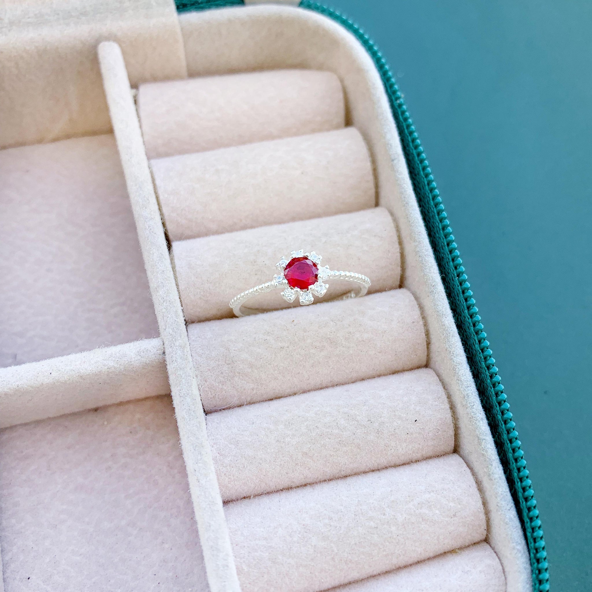 Anel Cravejado Zircônia Vermelho