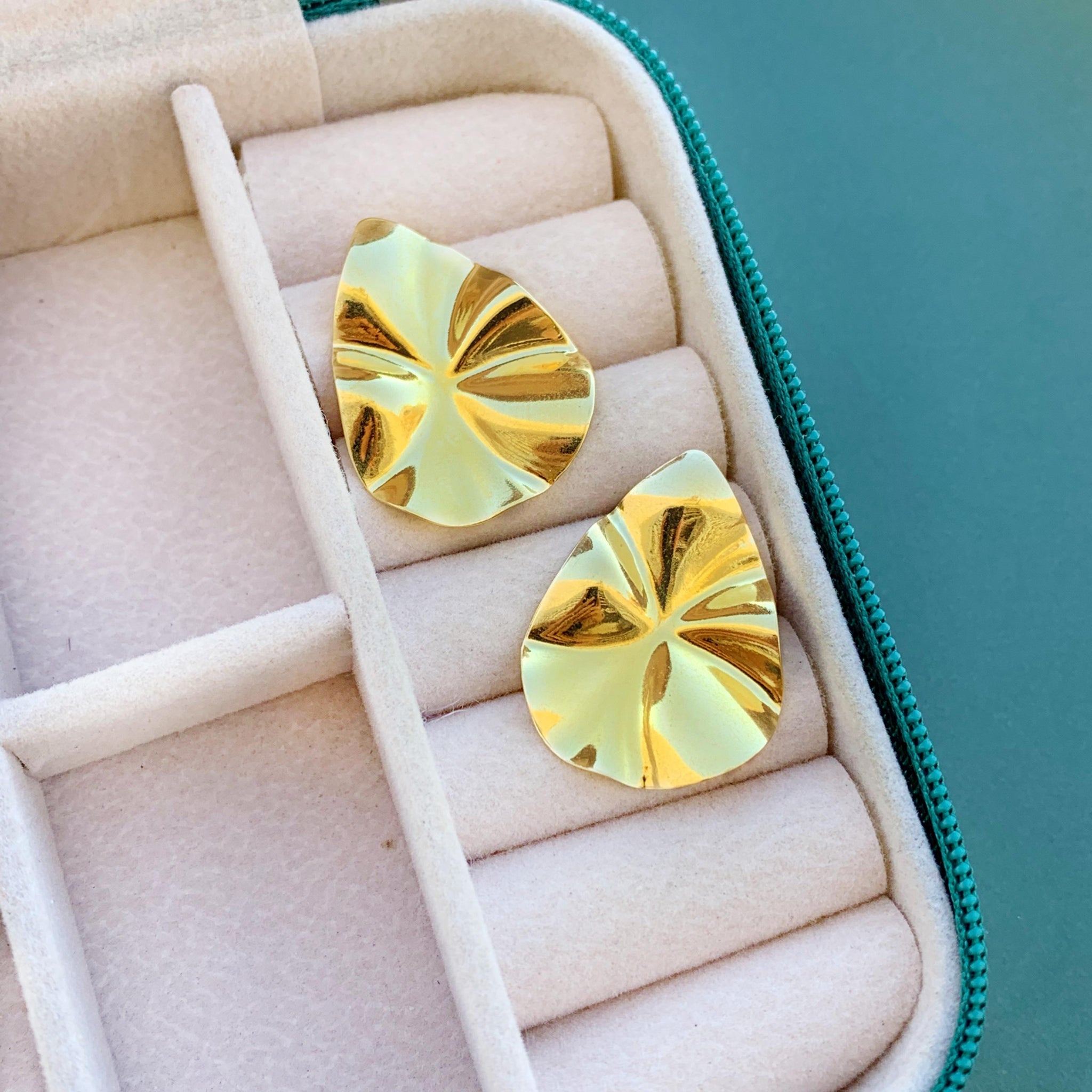 Brinco Gota Martelado Folheado