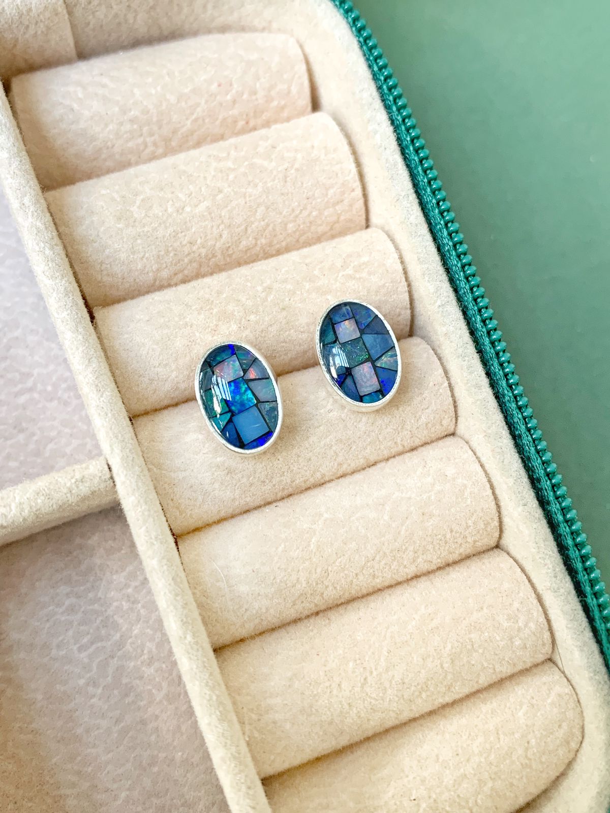 Brinco Oval em Opala G