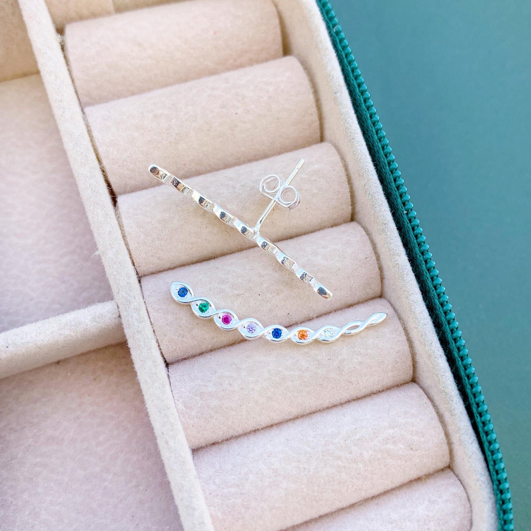 Brinco Ear Cuff Cravejado Colorido