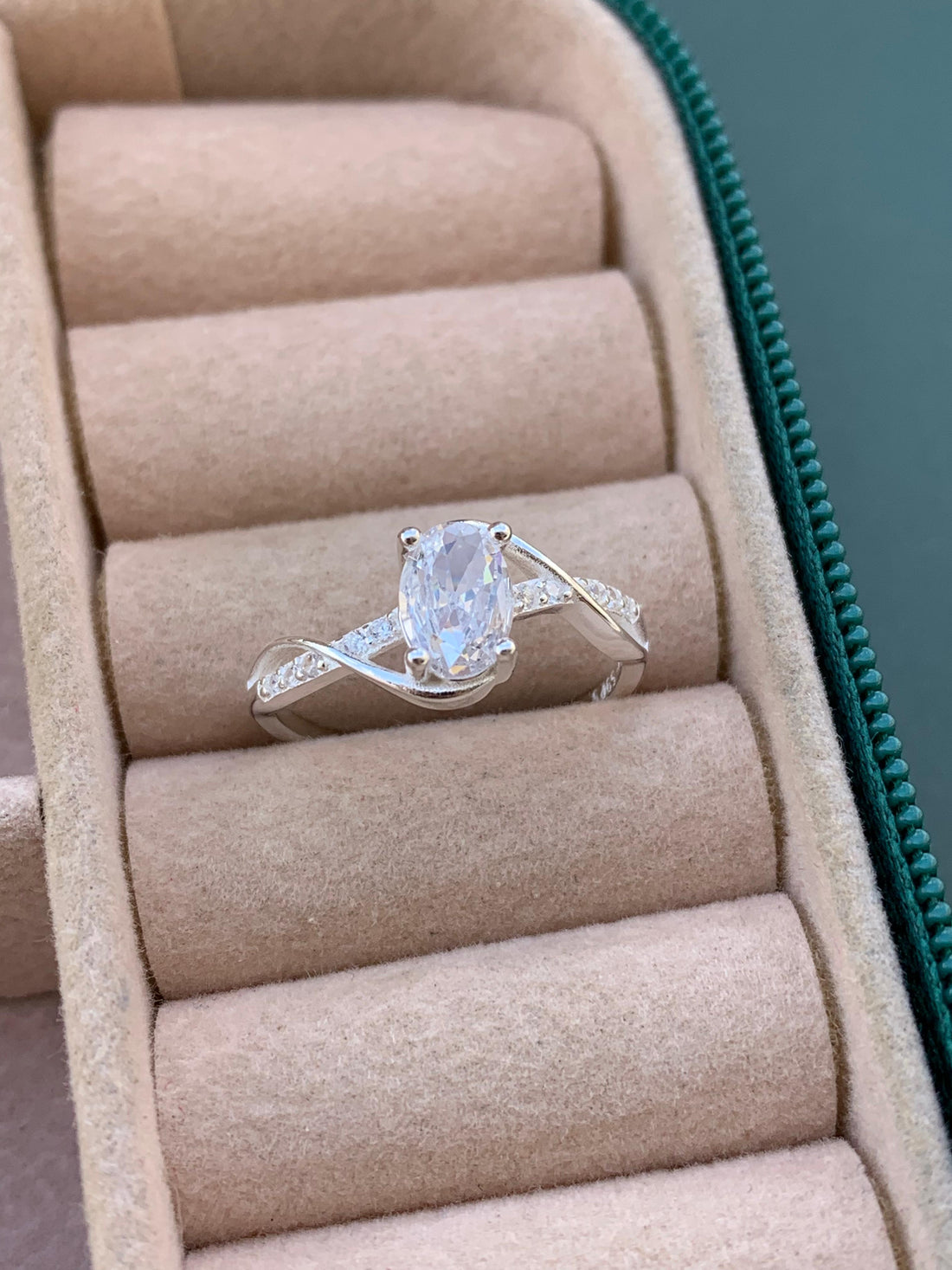 Anel Cravejado Pedra Transparente