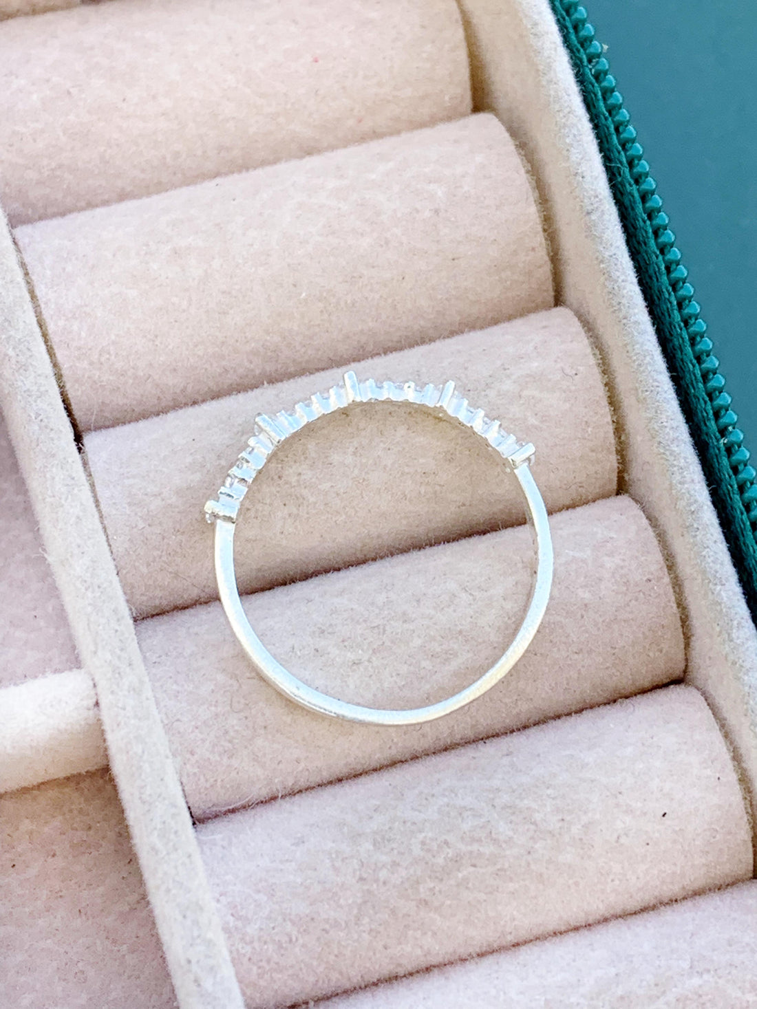 Anel Meia Aliança com 5 Zircôneas Maiores