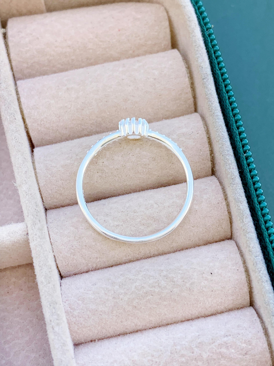 Solitario Pedra Redonda e Cravejado nas Laterais