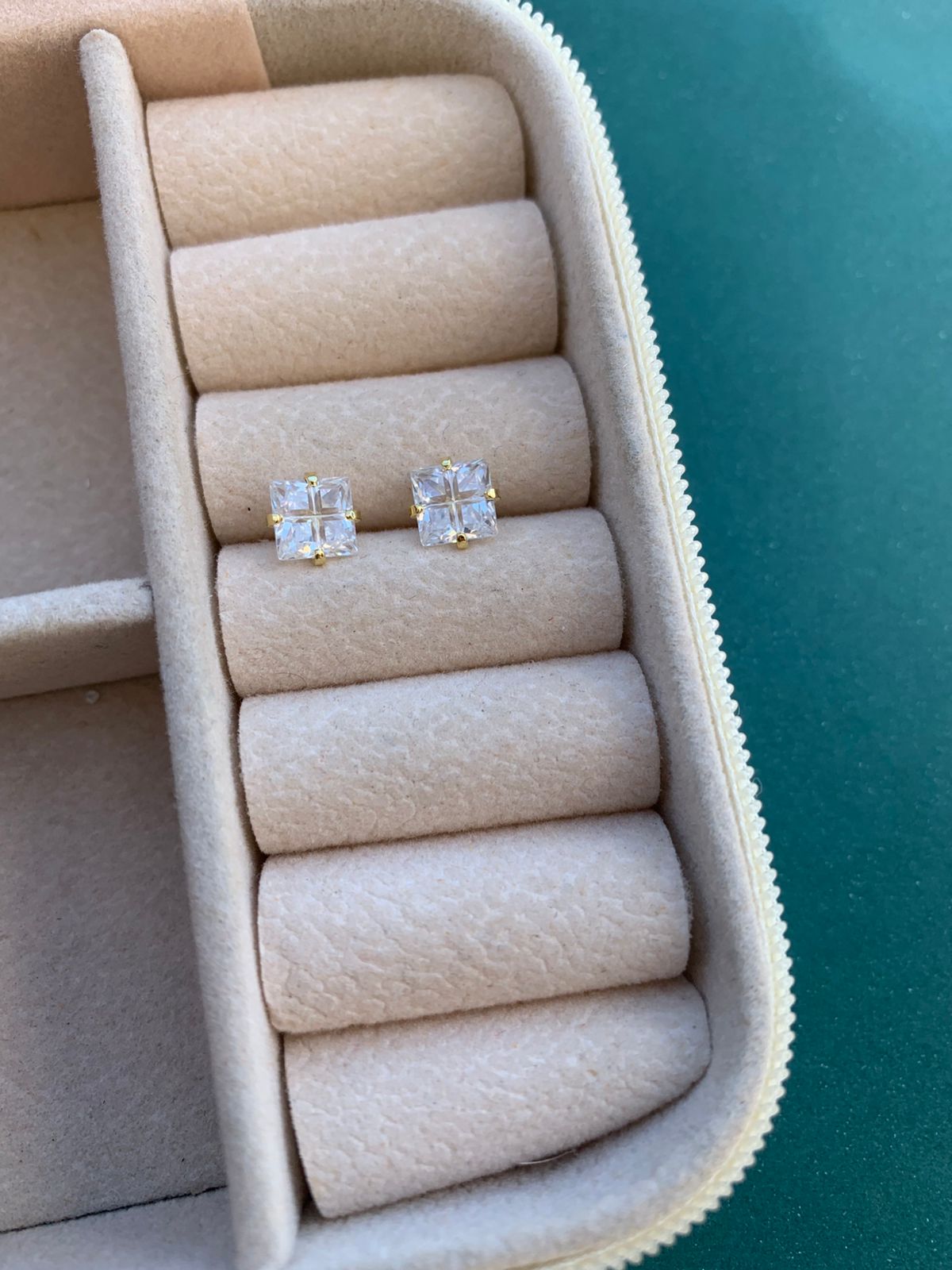 Brinco Carrê Riscado 6mm Folheado