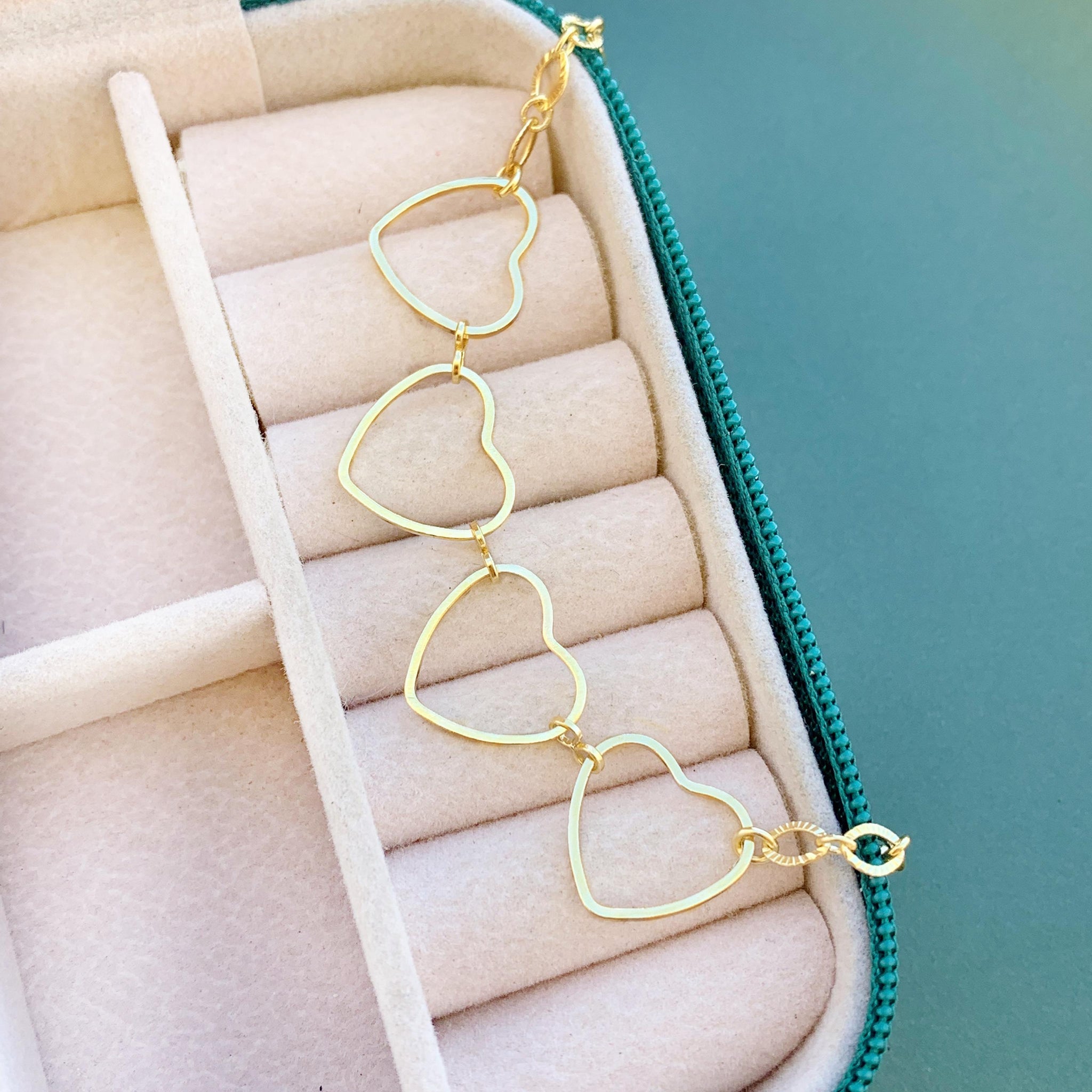 Pulseira 4 Corações Vazados Folheada