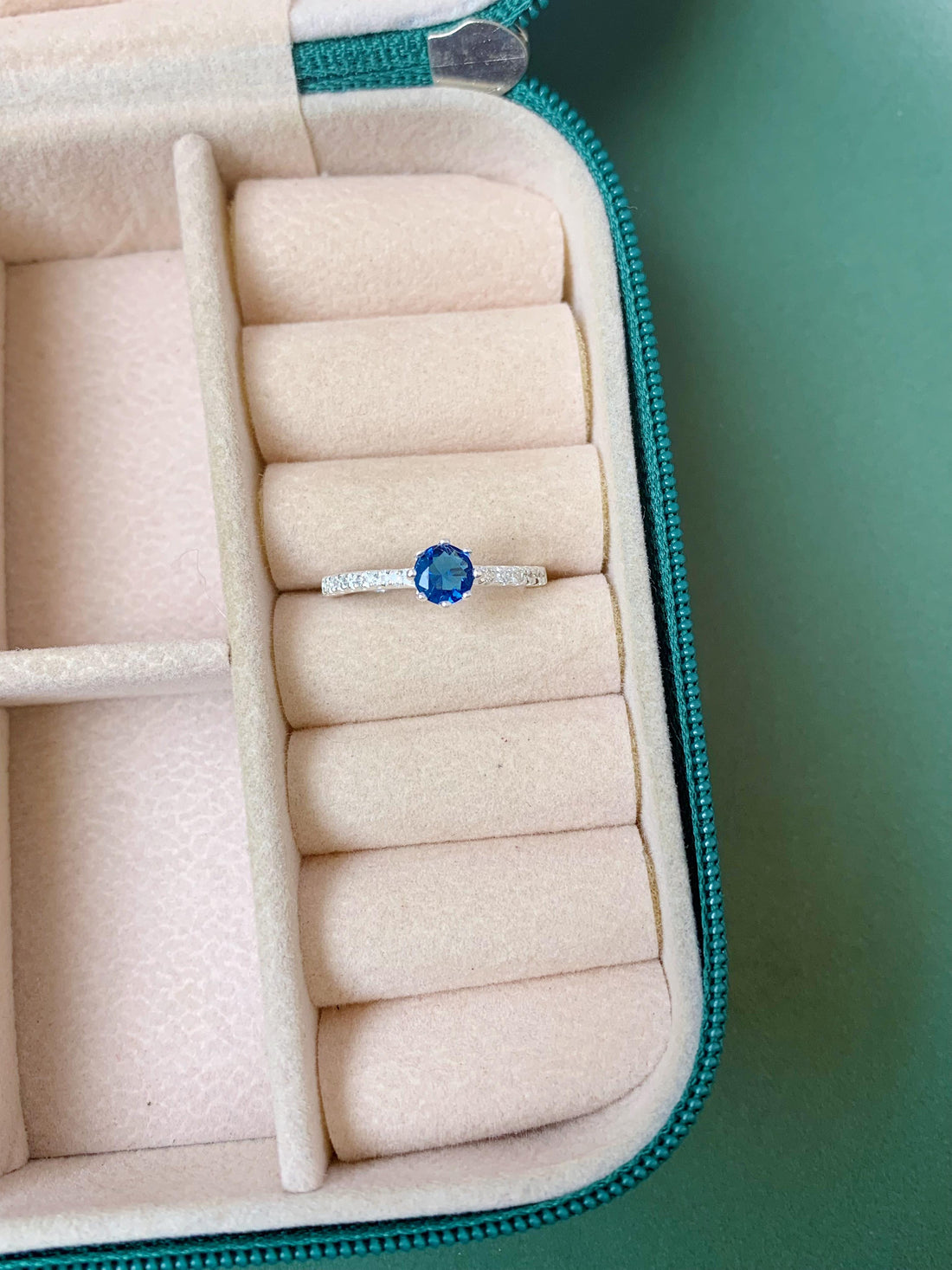 Anel Cravejado Solitário Caixa Alta Pedra Azul