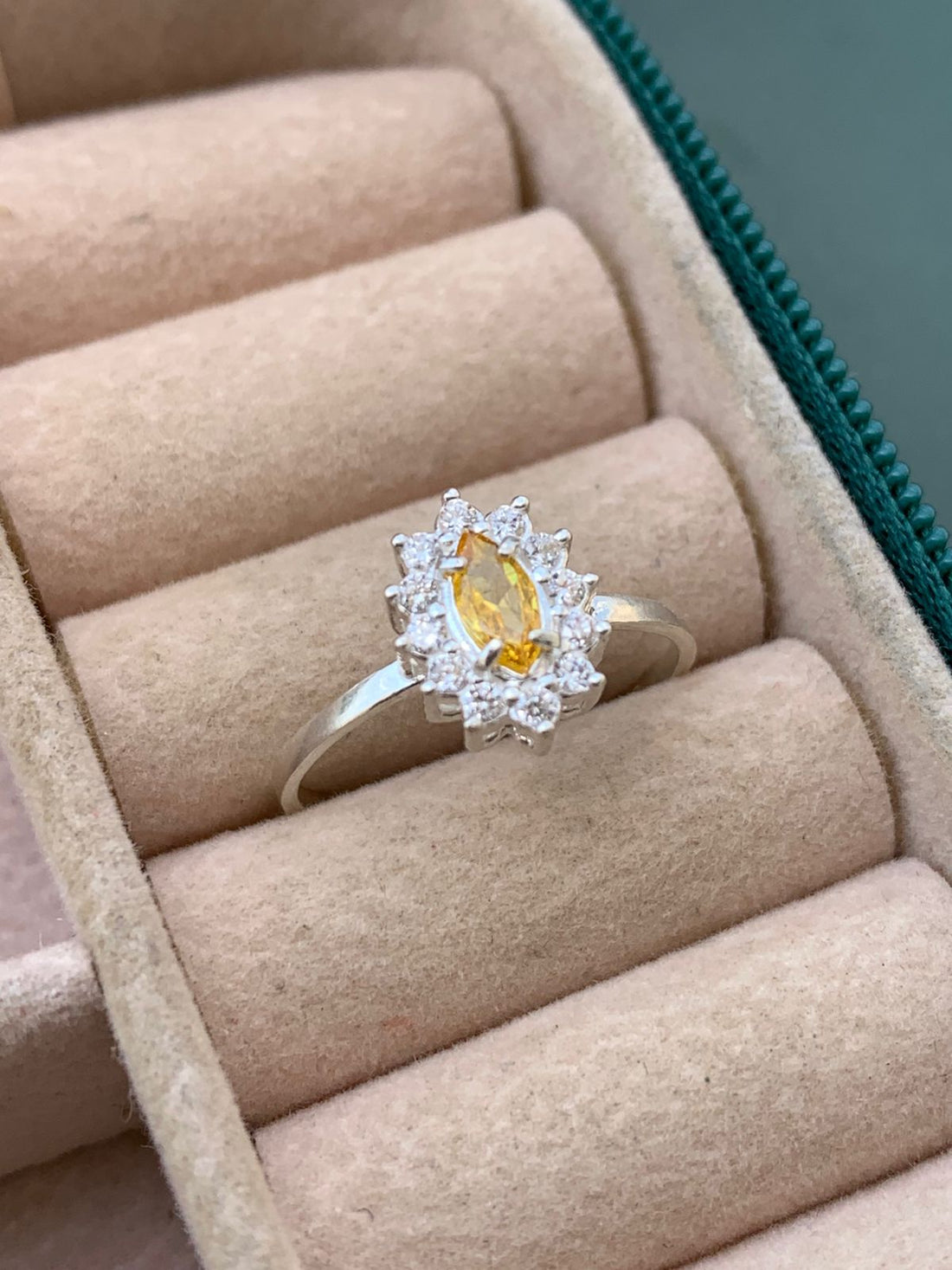 Anel Pedra Navete e Cravejado de Formatura