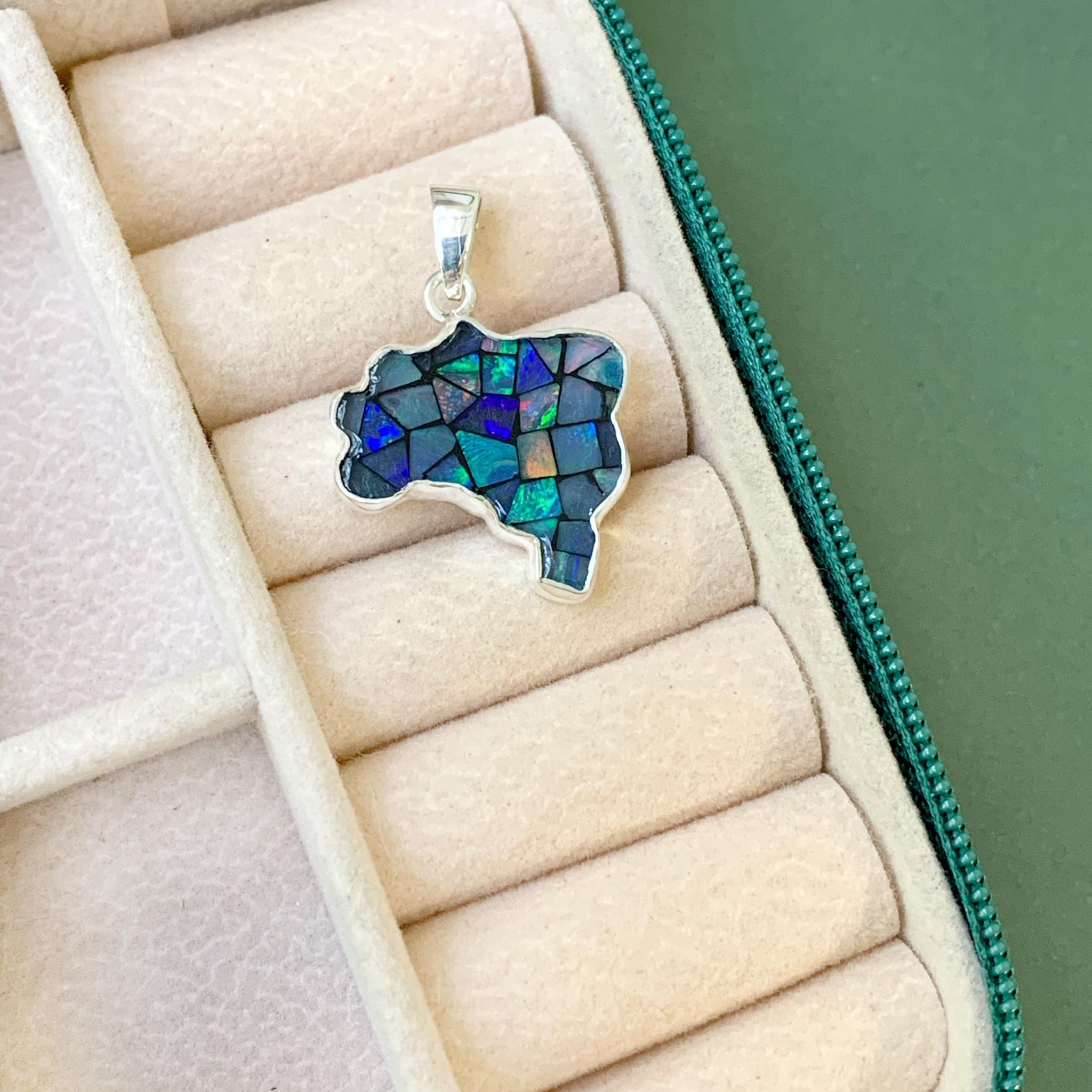 Pingente Mapa do Brasil Base Larga em Opala