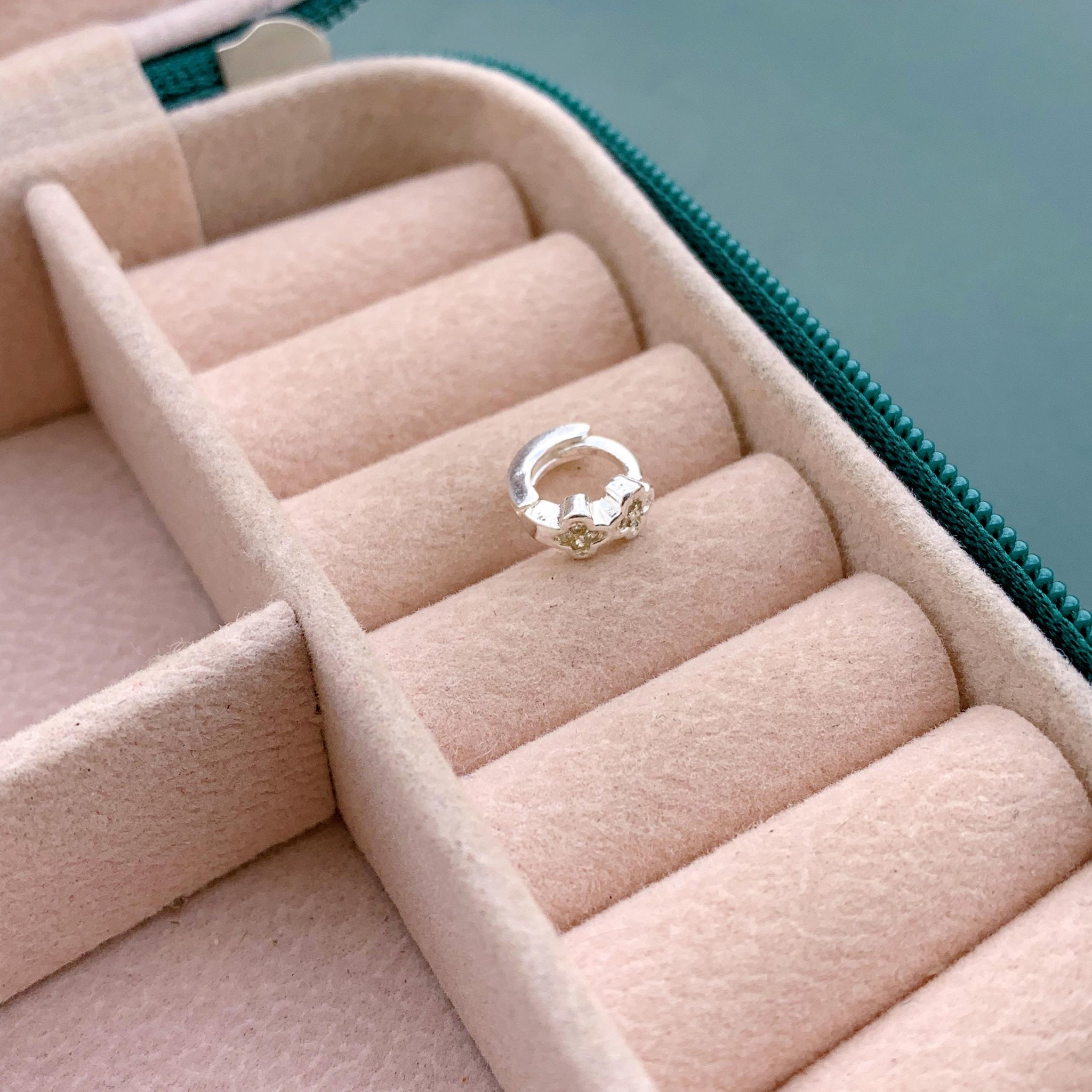 Piercing Cravejado Trevo