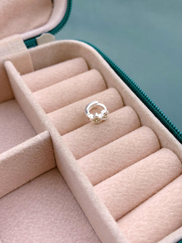 Piercing Cravejado Trevo