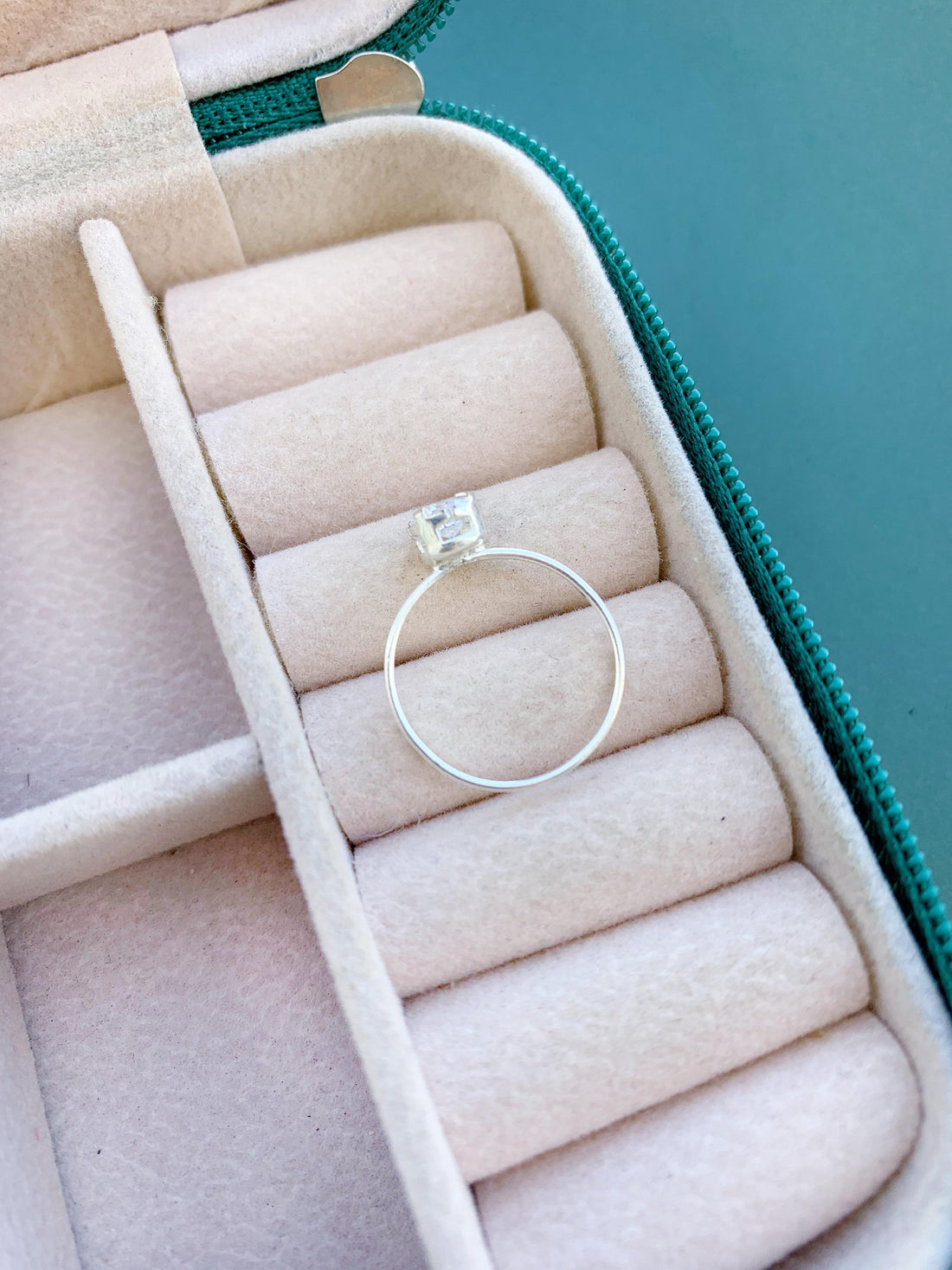 Anel Ponto de Luz Caixa Alta