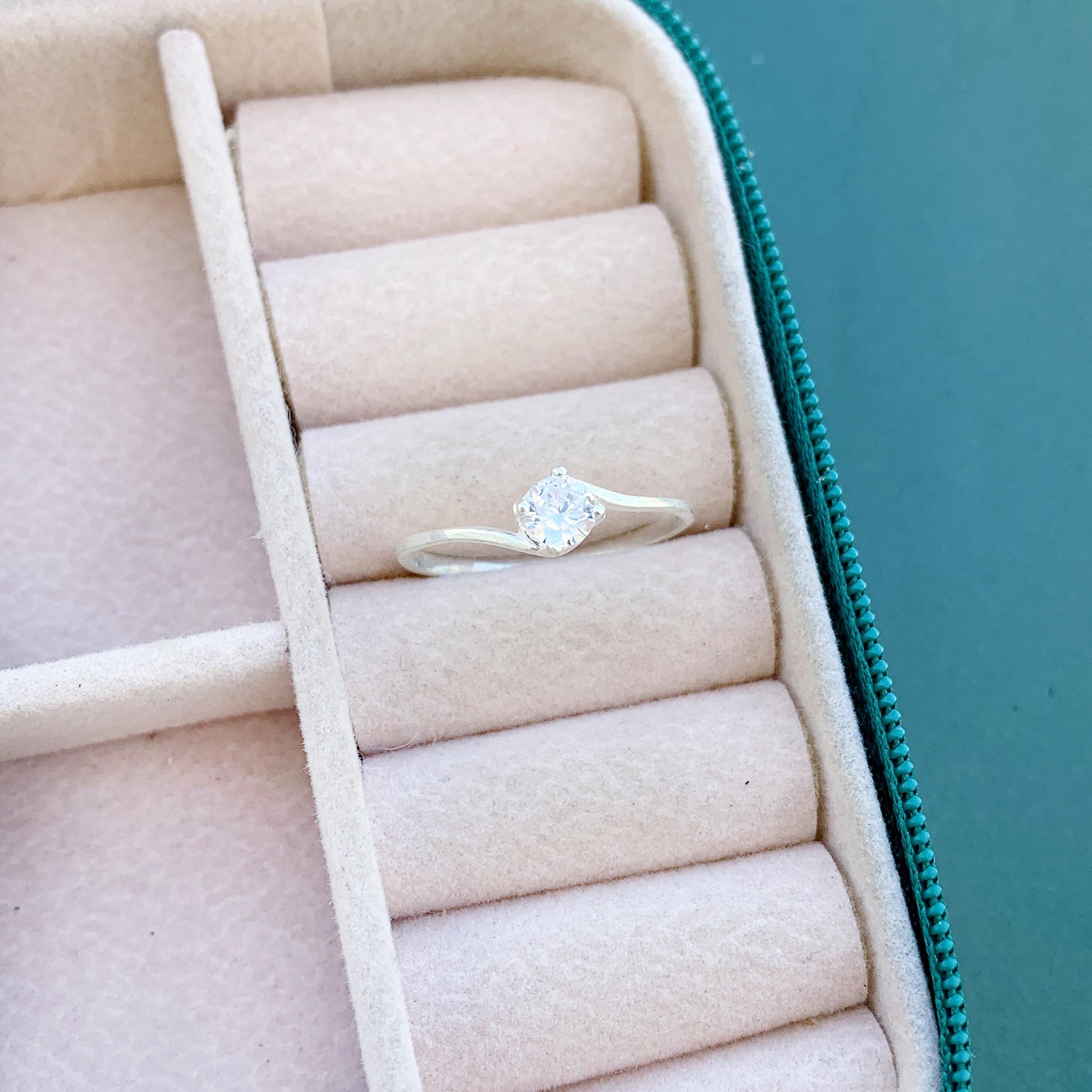 Anel Solitário Pedra 4mm com Aro Transversal