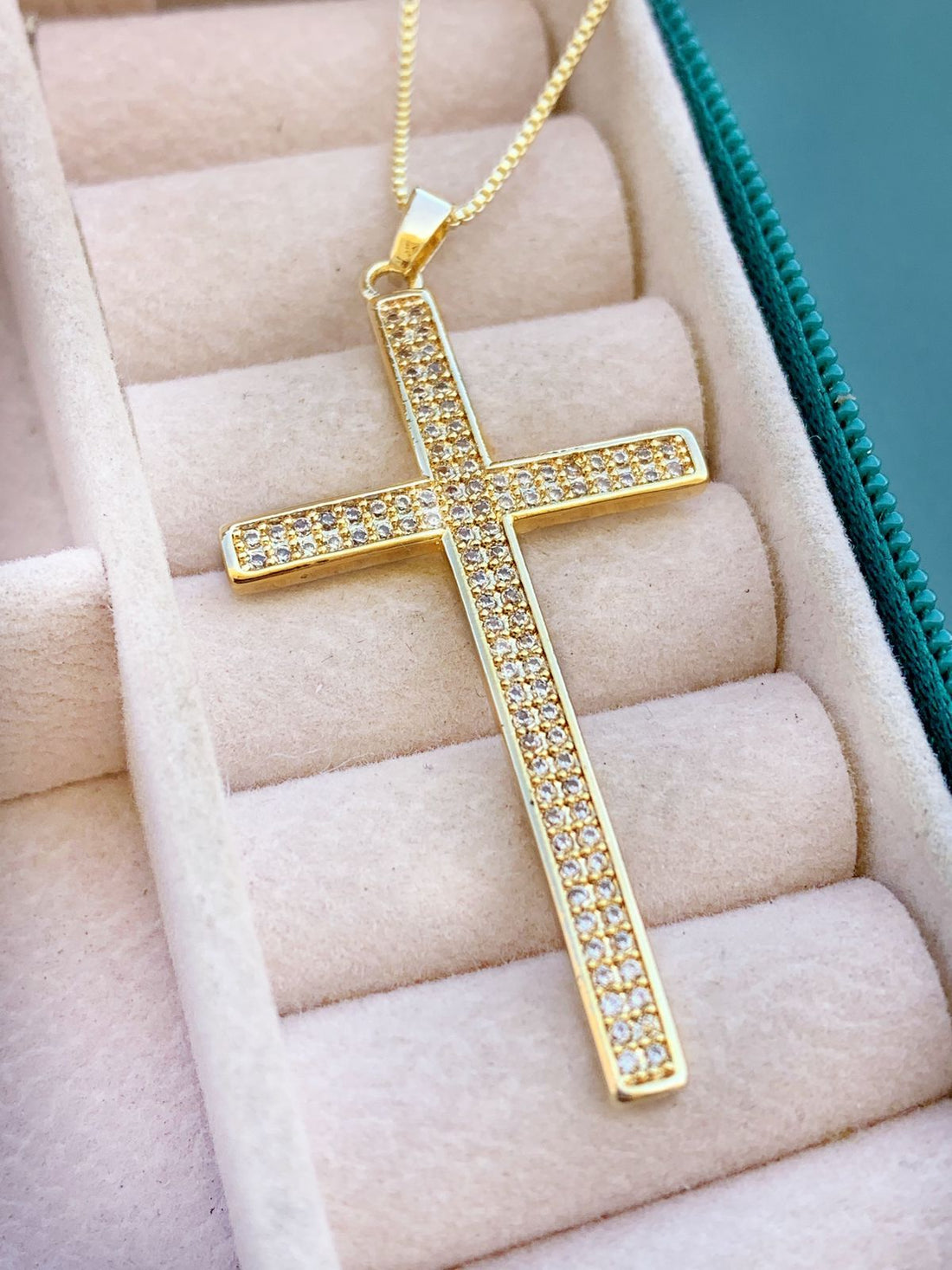 Gargantilha Crucifixo Cravejado Zircônea Dourado