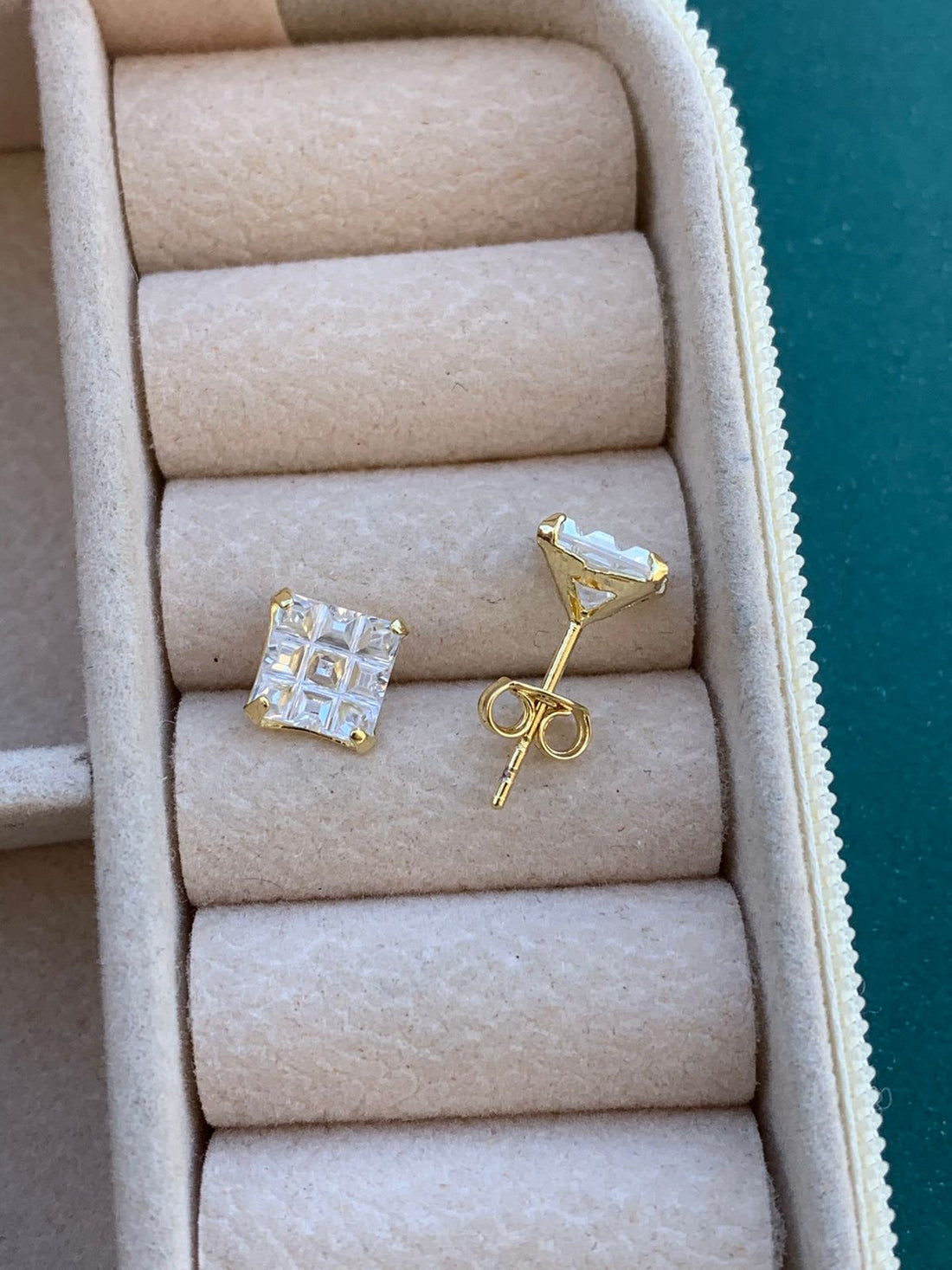 Brinco Carrê Riscado 7mm Folheado