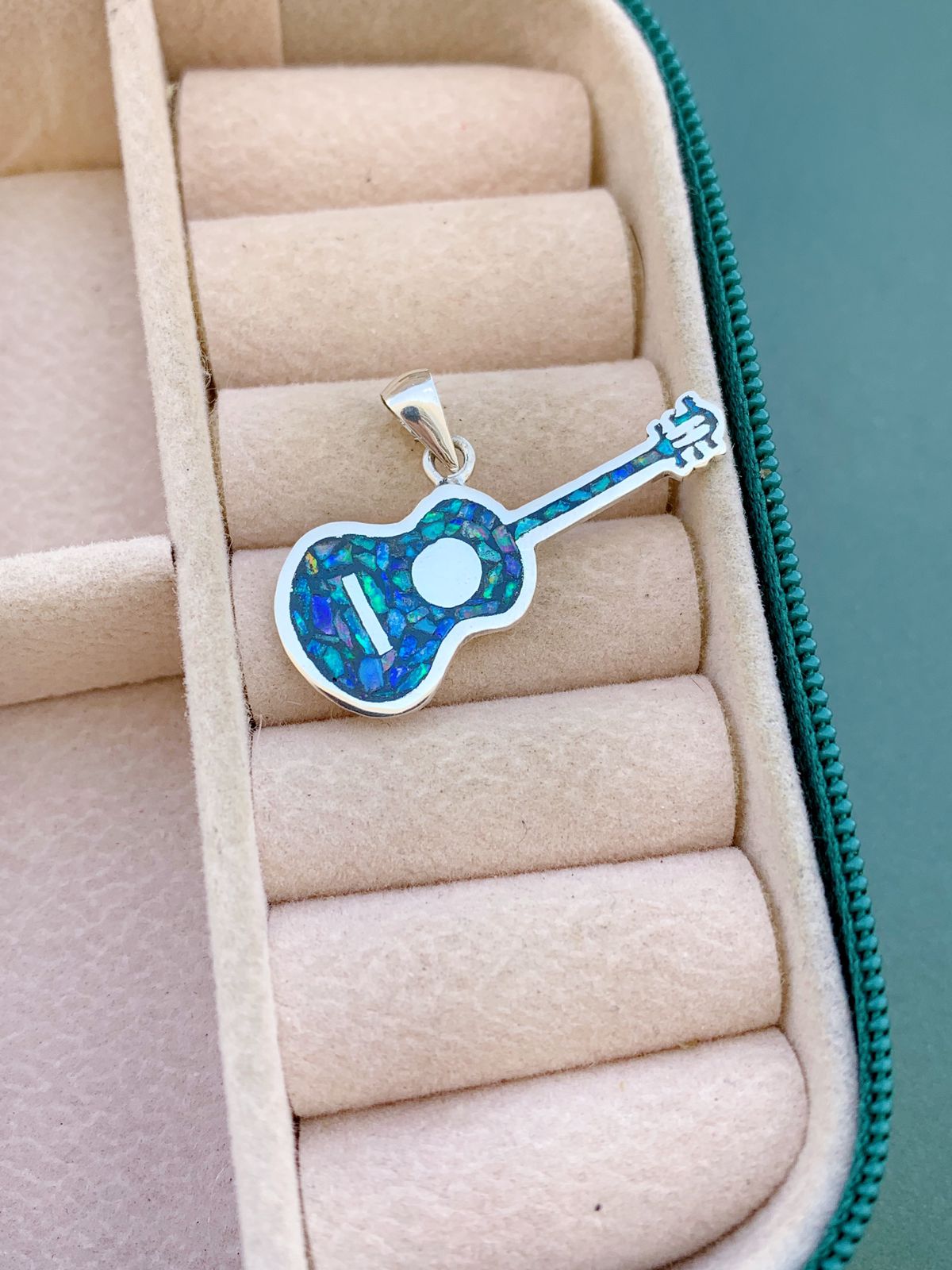 Pingente Violão em Opala