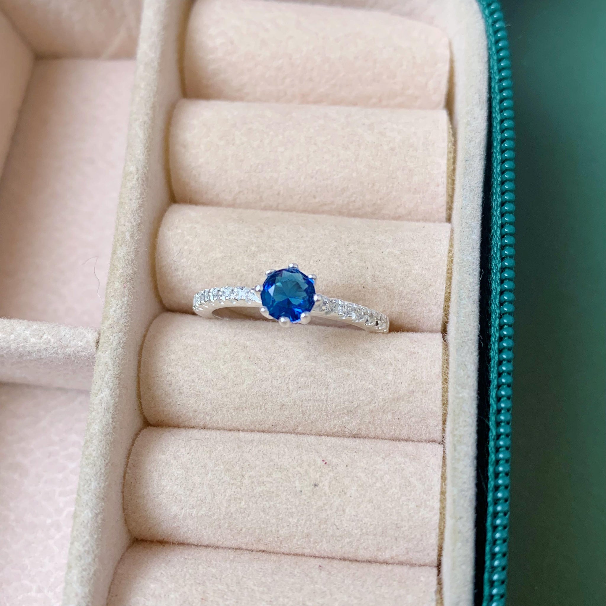 Anel Cravejado Solitário Caixa Alta Pedra Azul