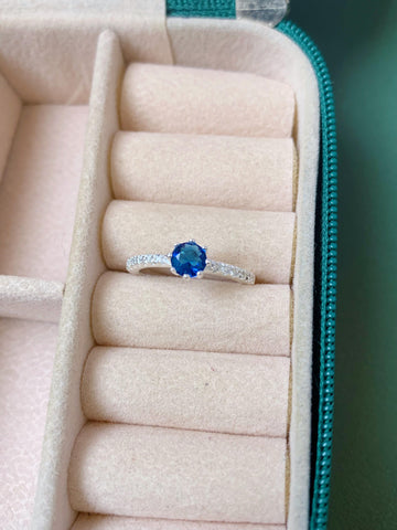 Anel Cravejado Solitário Caixa Alta Pedra Azul