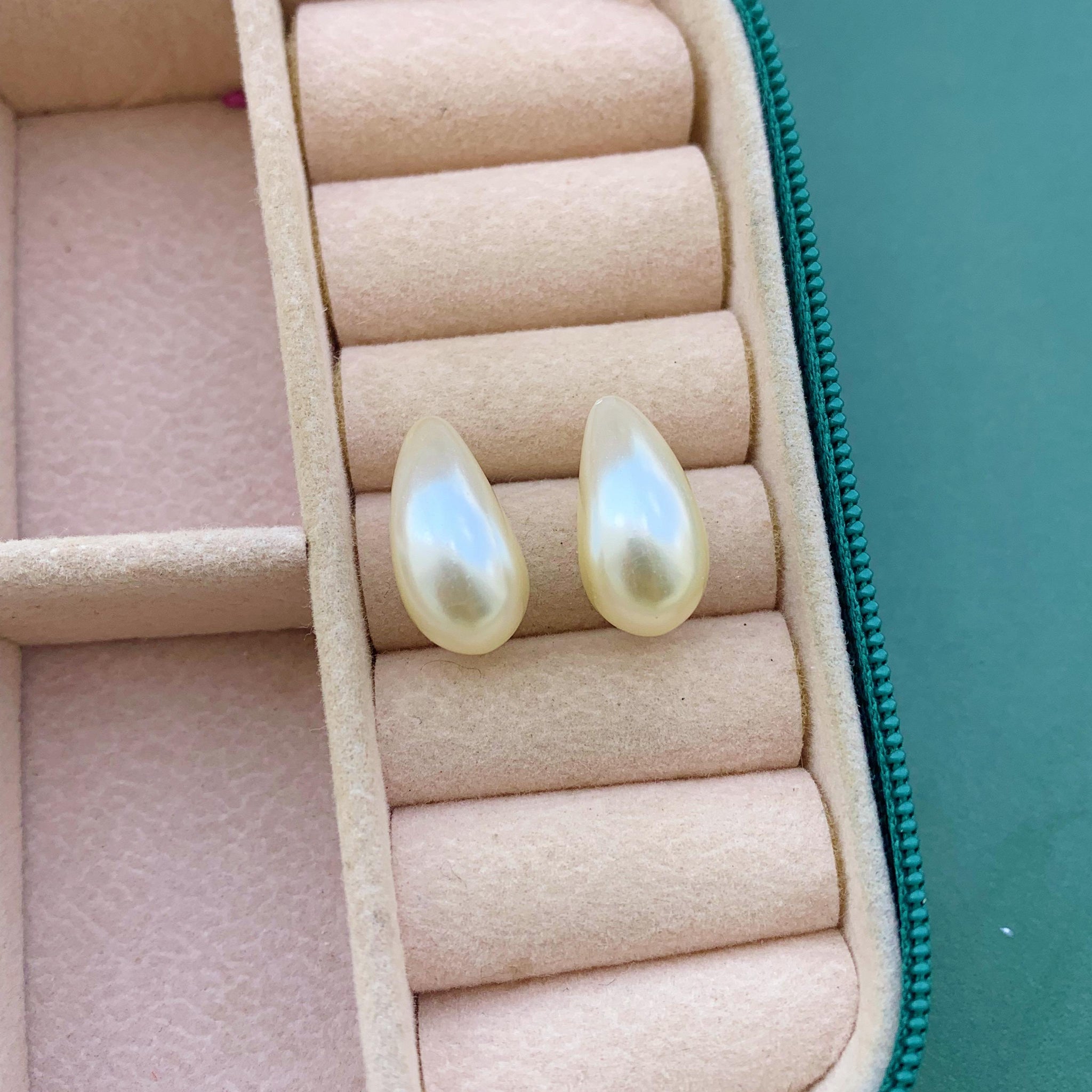 Brinco Gota Pérola Folheada