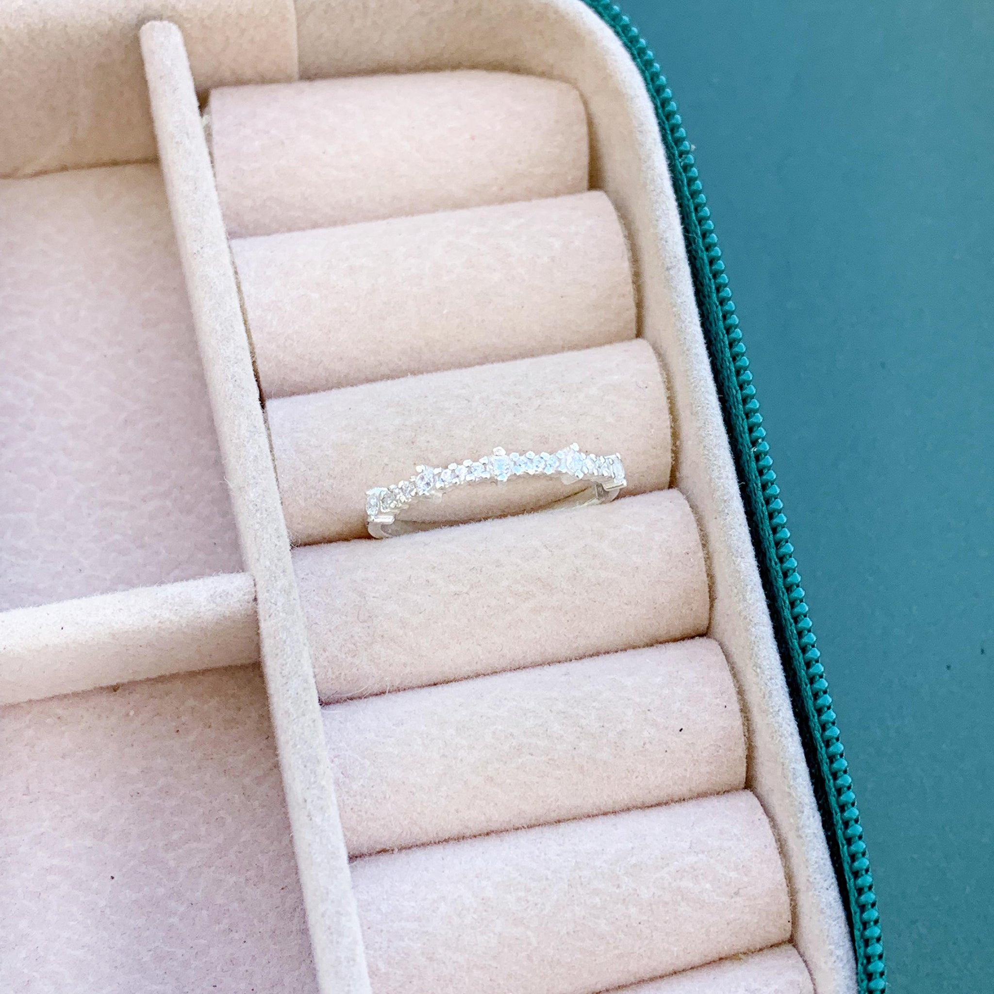 Anel Meia Aliança com 5 Zircôneas Maiores