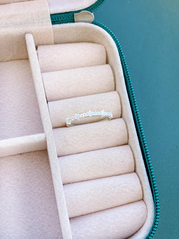 Anel Meia Aliança com 5 Zircôneas Maiores