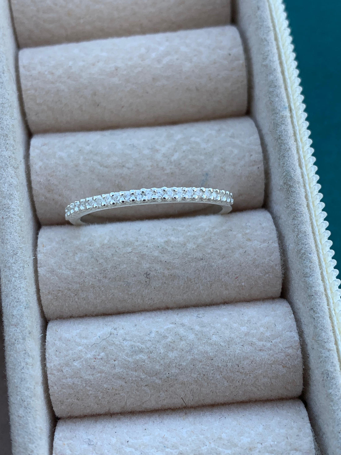 Anel Meia Aliança Cravejada