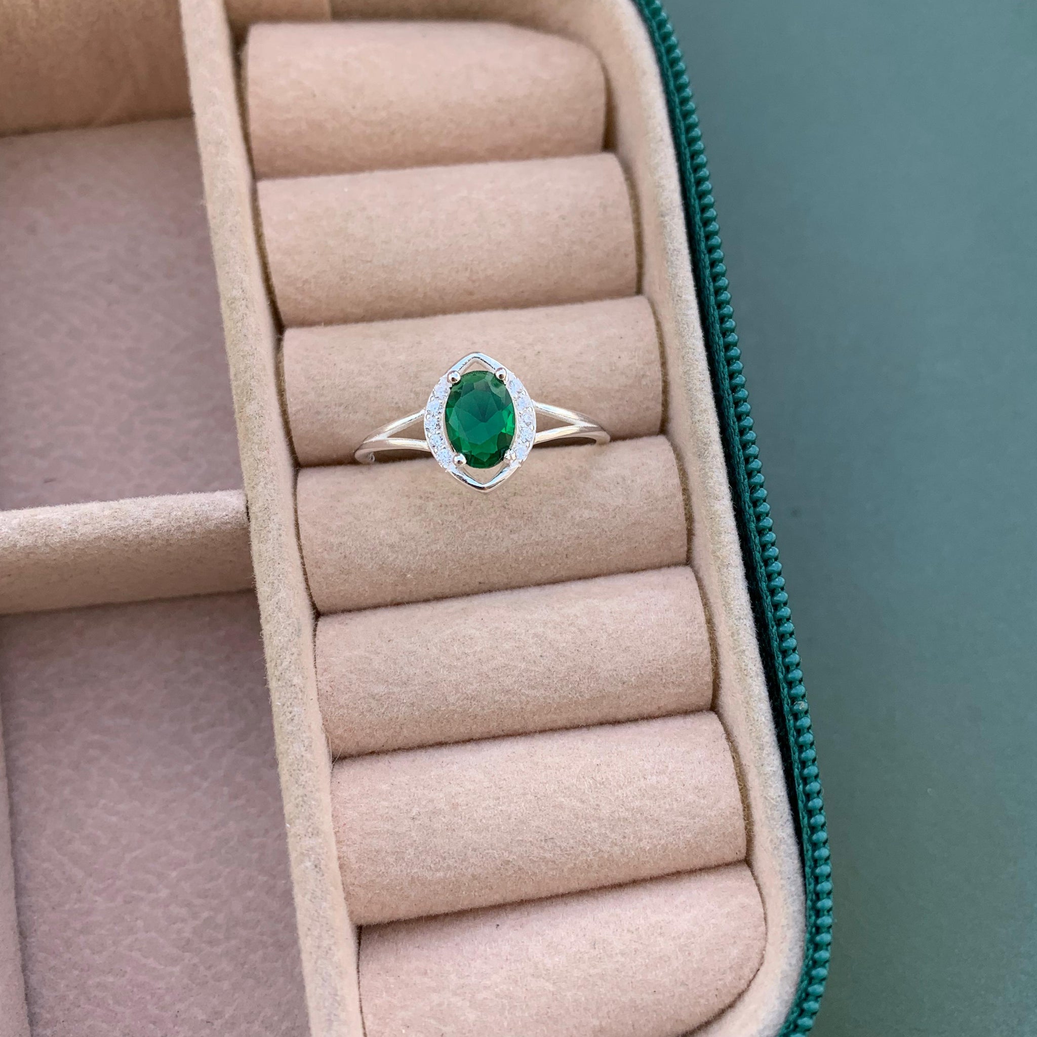 Anel Cravejado Pedra Verde