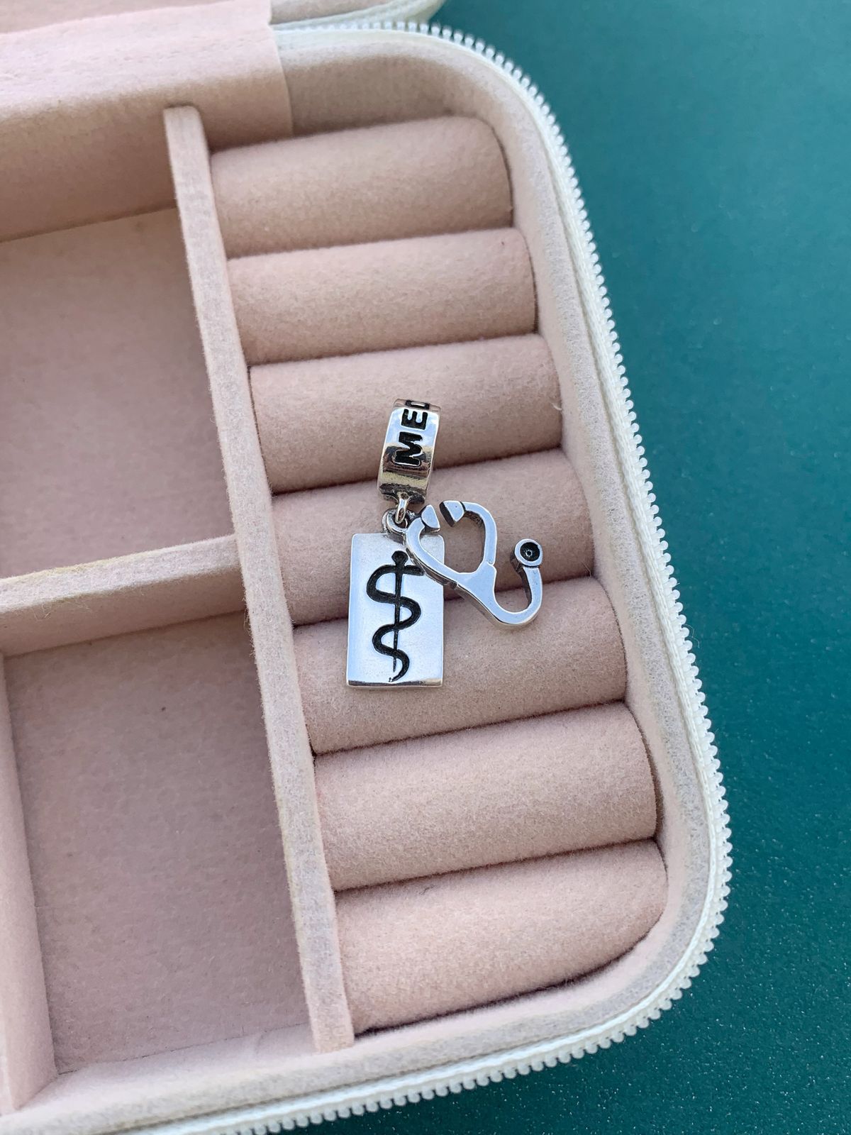 Berloque Símbolos Medicina Envelhecido