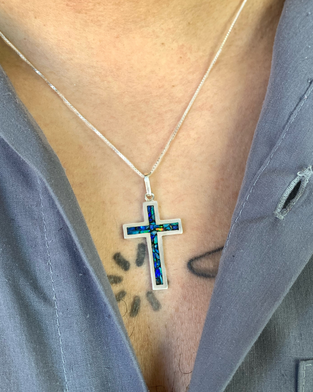 Colar Pingente Cruz G em Opala