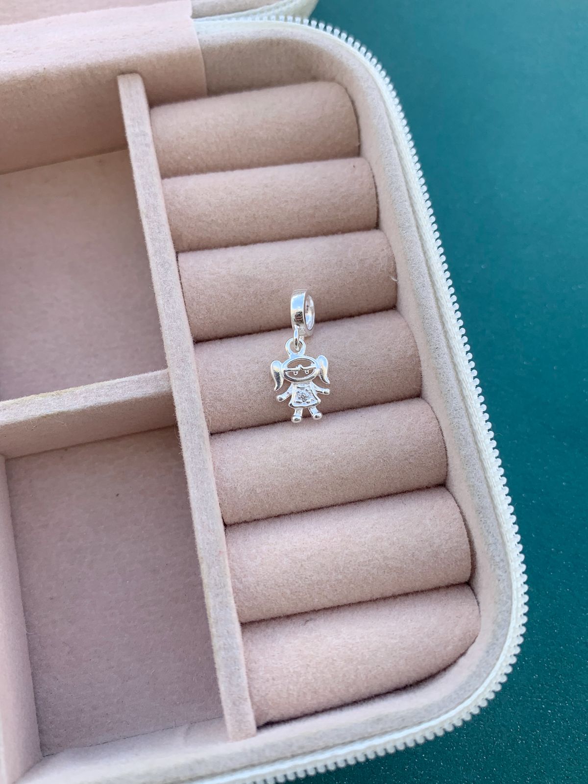 Berloque Menina Cravejado