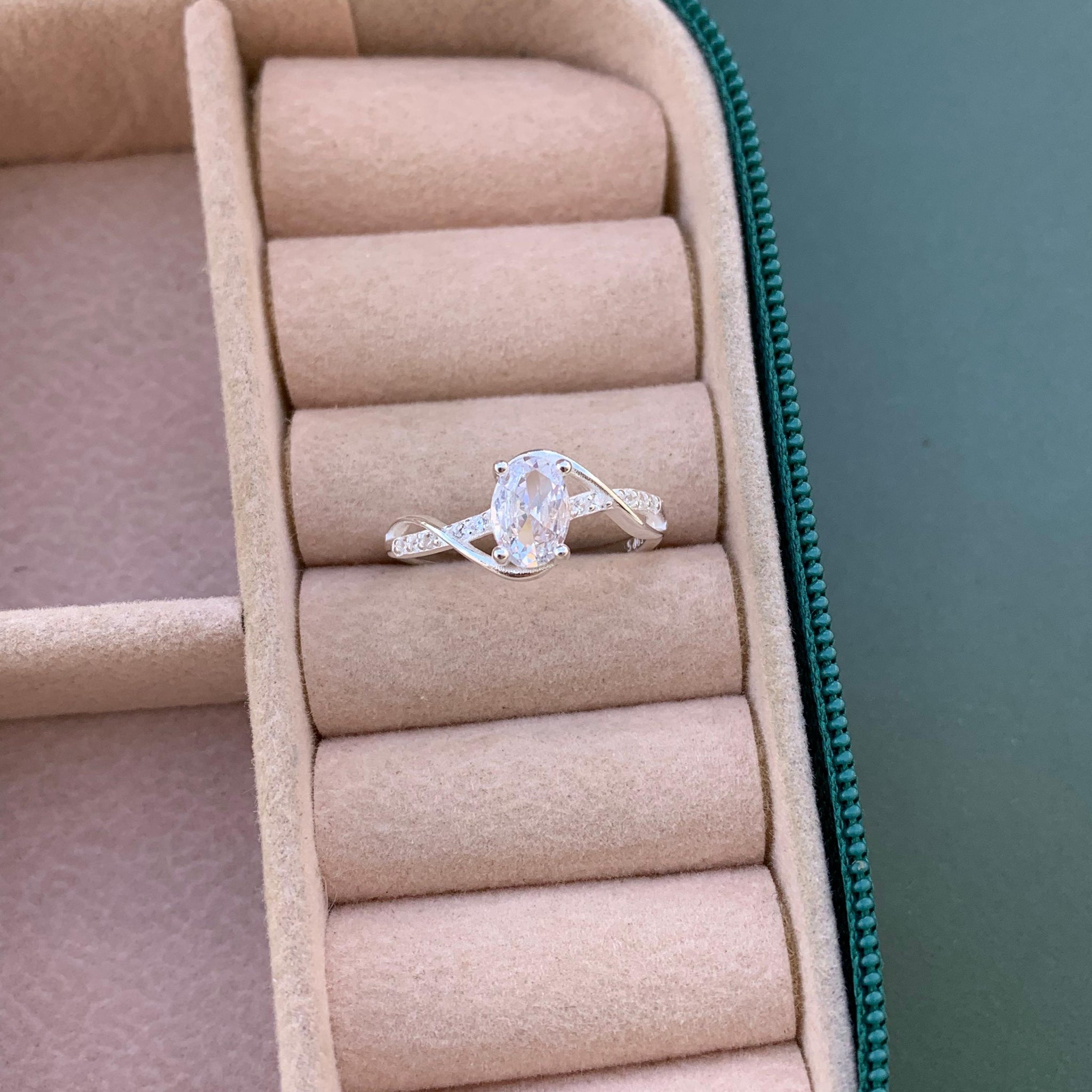 Anel Cravejado Pedra Transparente