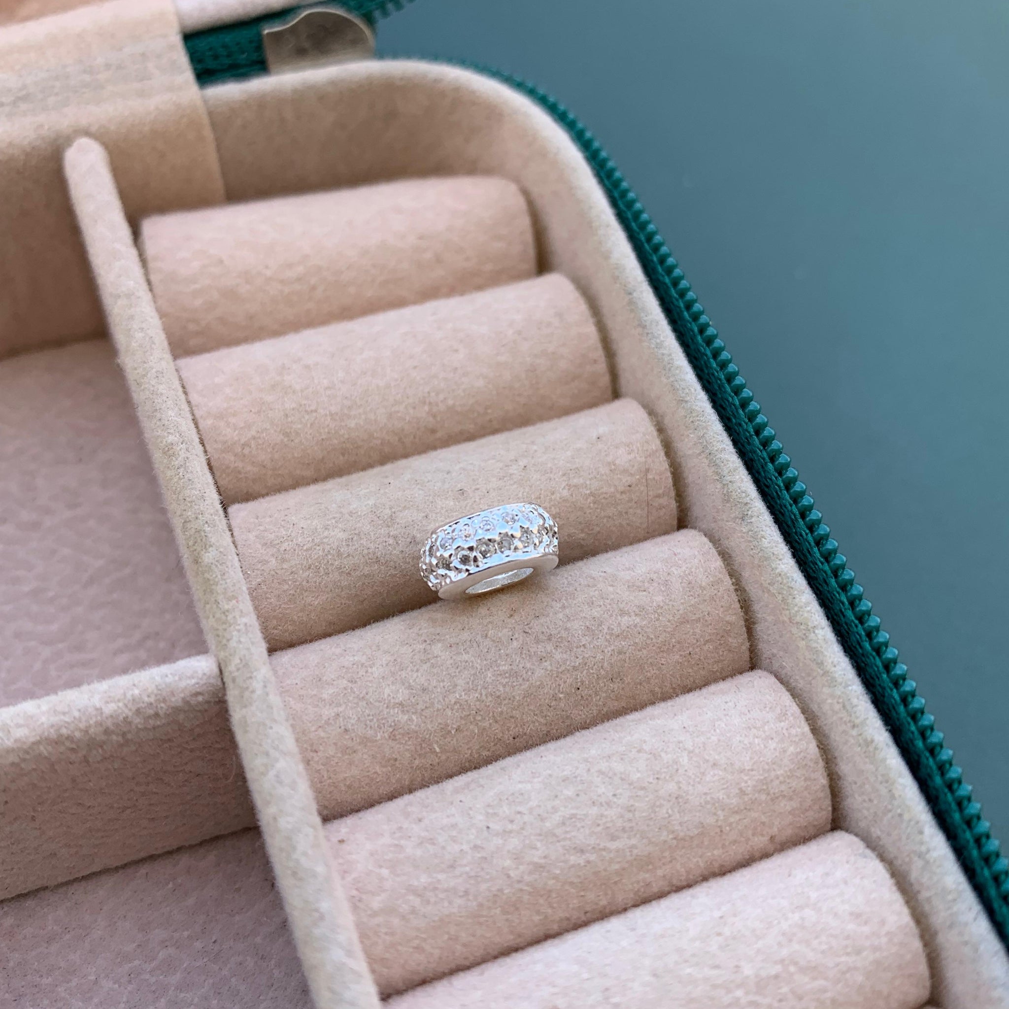 Berloque Separador Cravejado