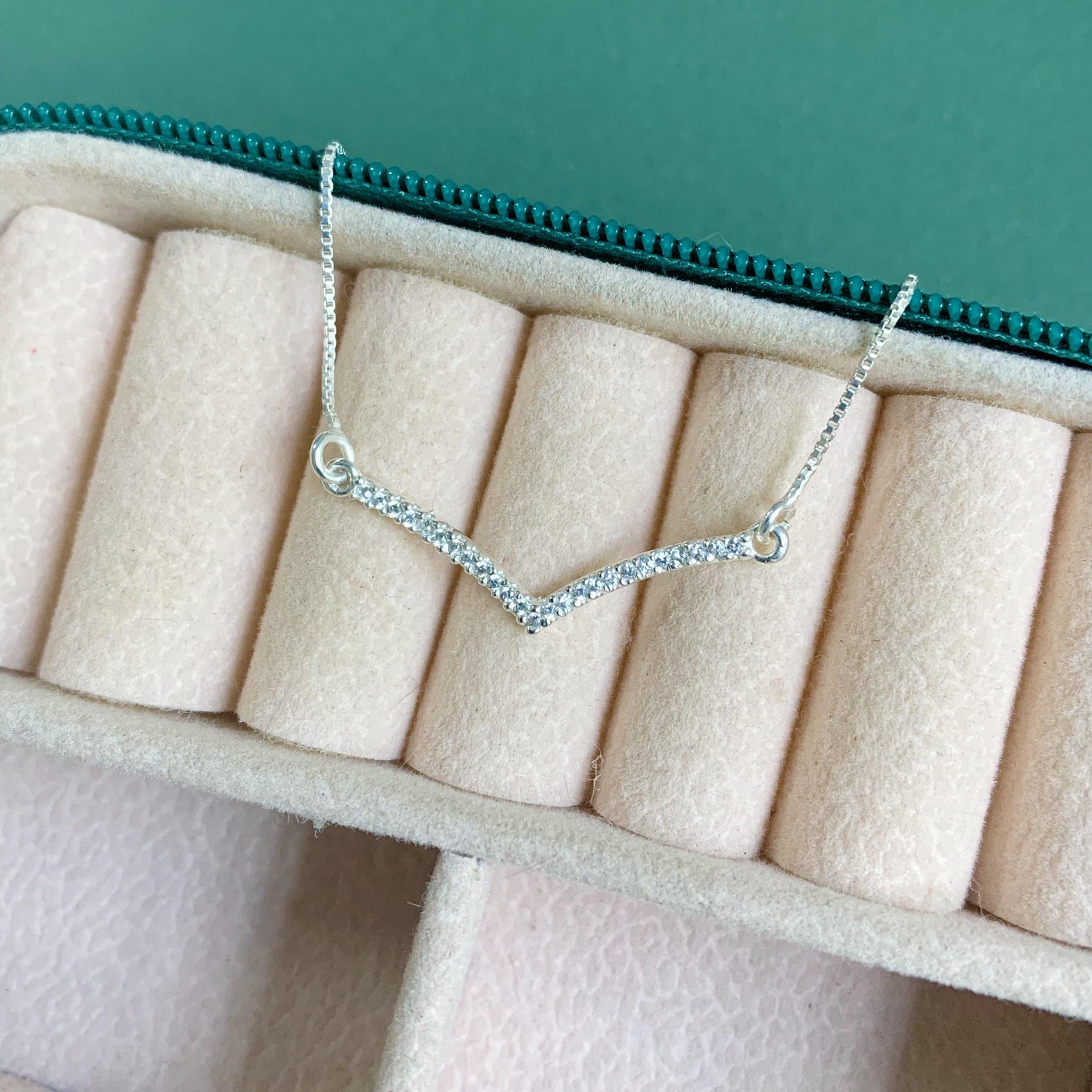 Gargantilha V Cravejado 45 Cm