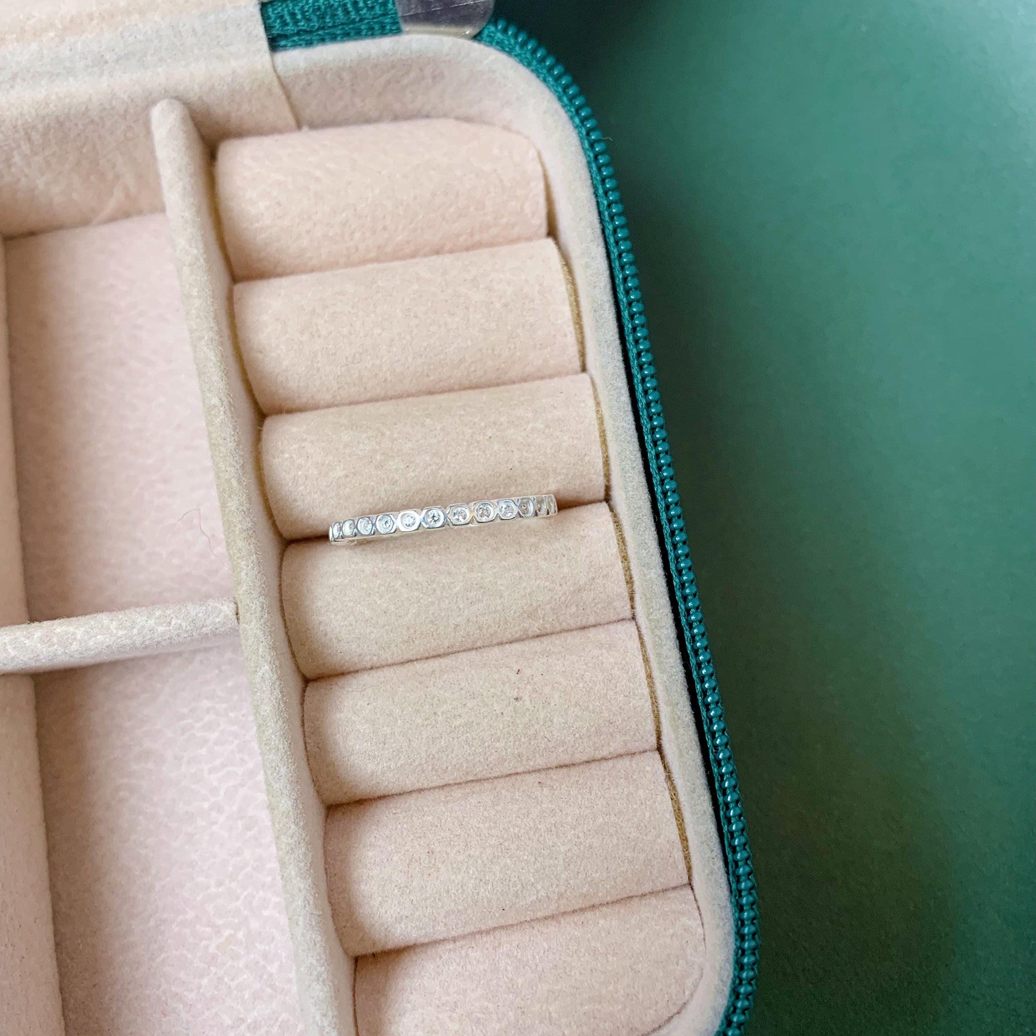 Aliança Toda Cravejada